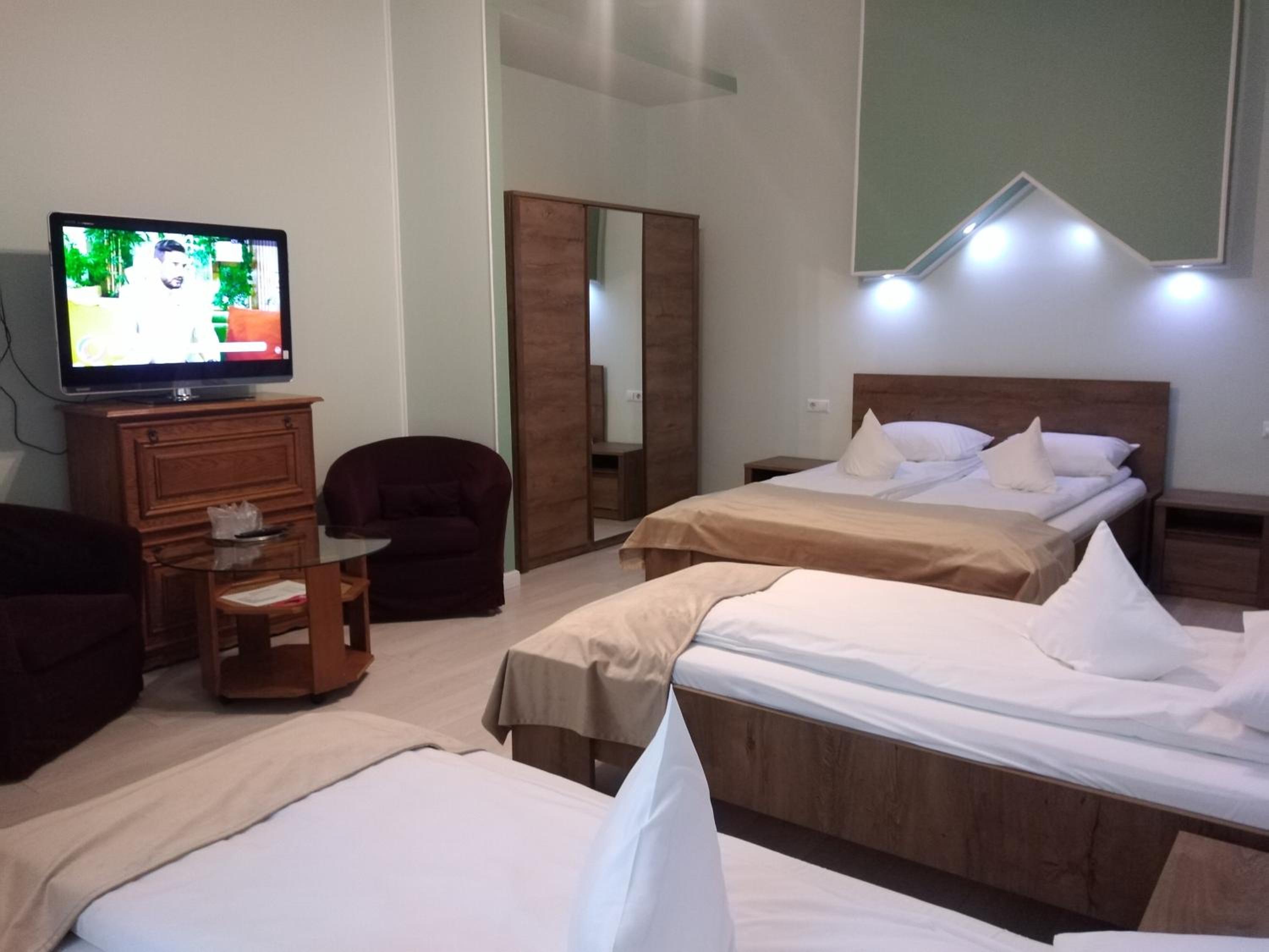 Quadruple Room - Photo 1