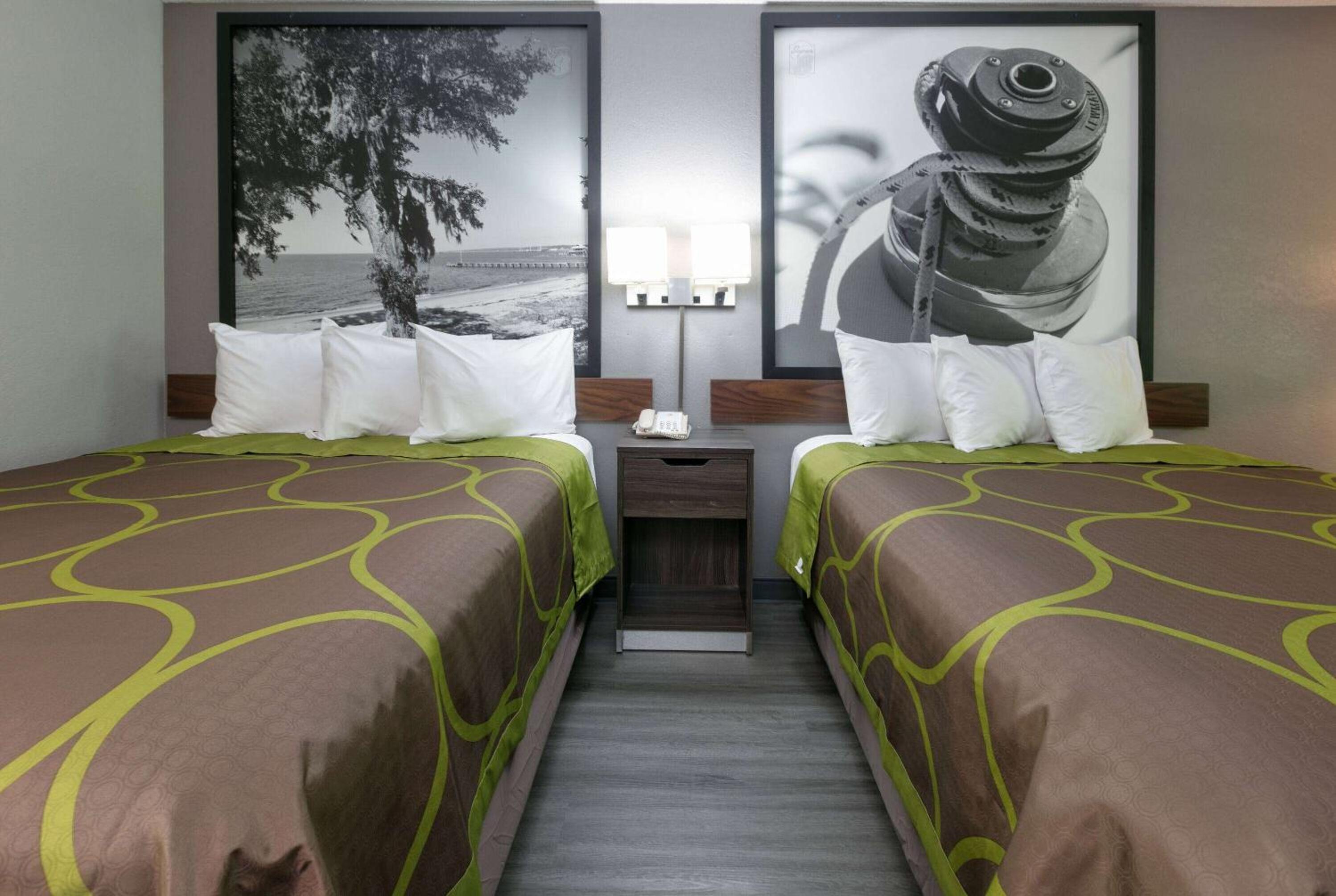 Queen Room with Two Queen Beds - Non-Smoking photo 3
