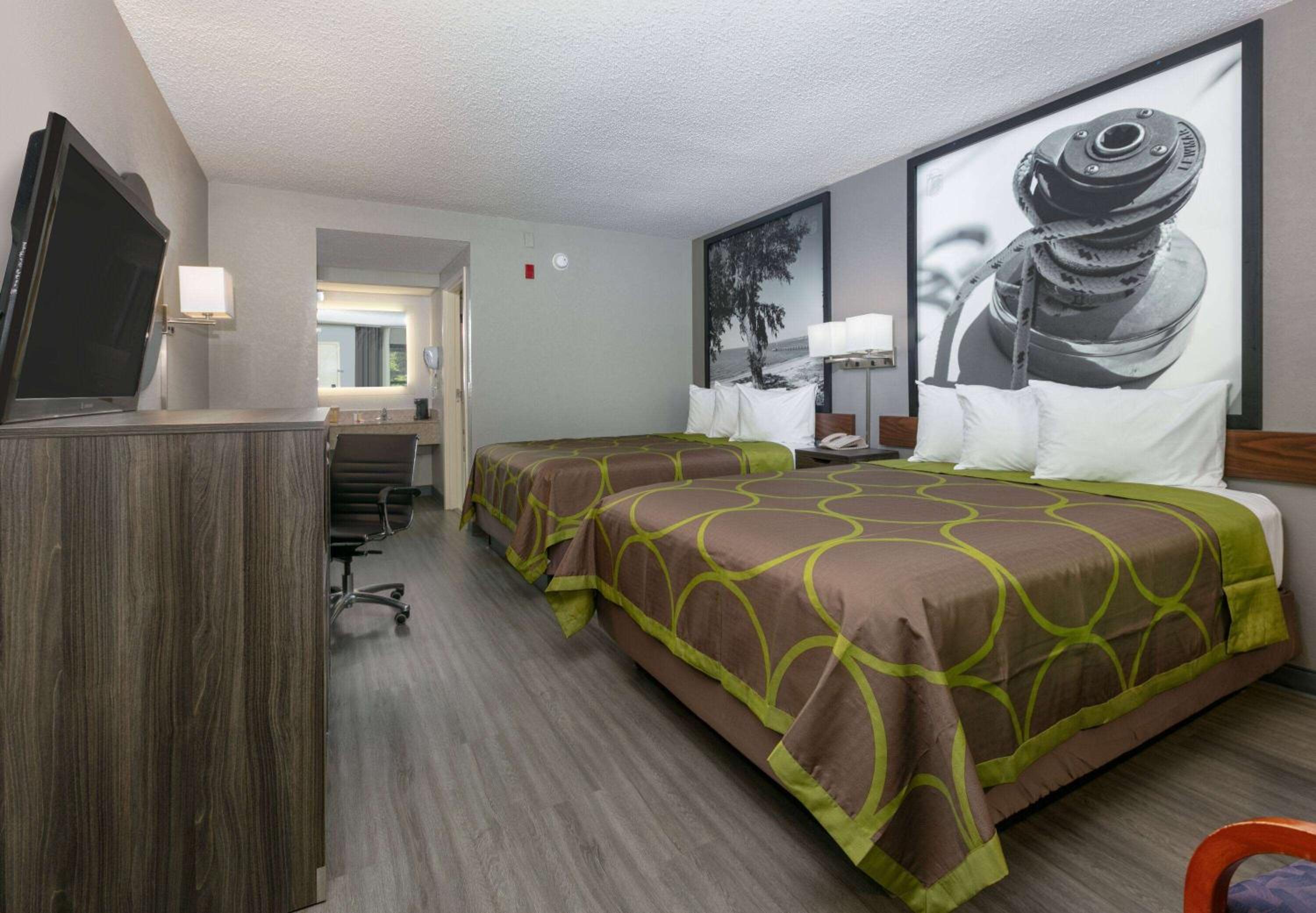 Queen Room with Two Queen Beds - Smoking photo 3