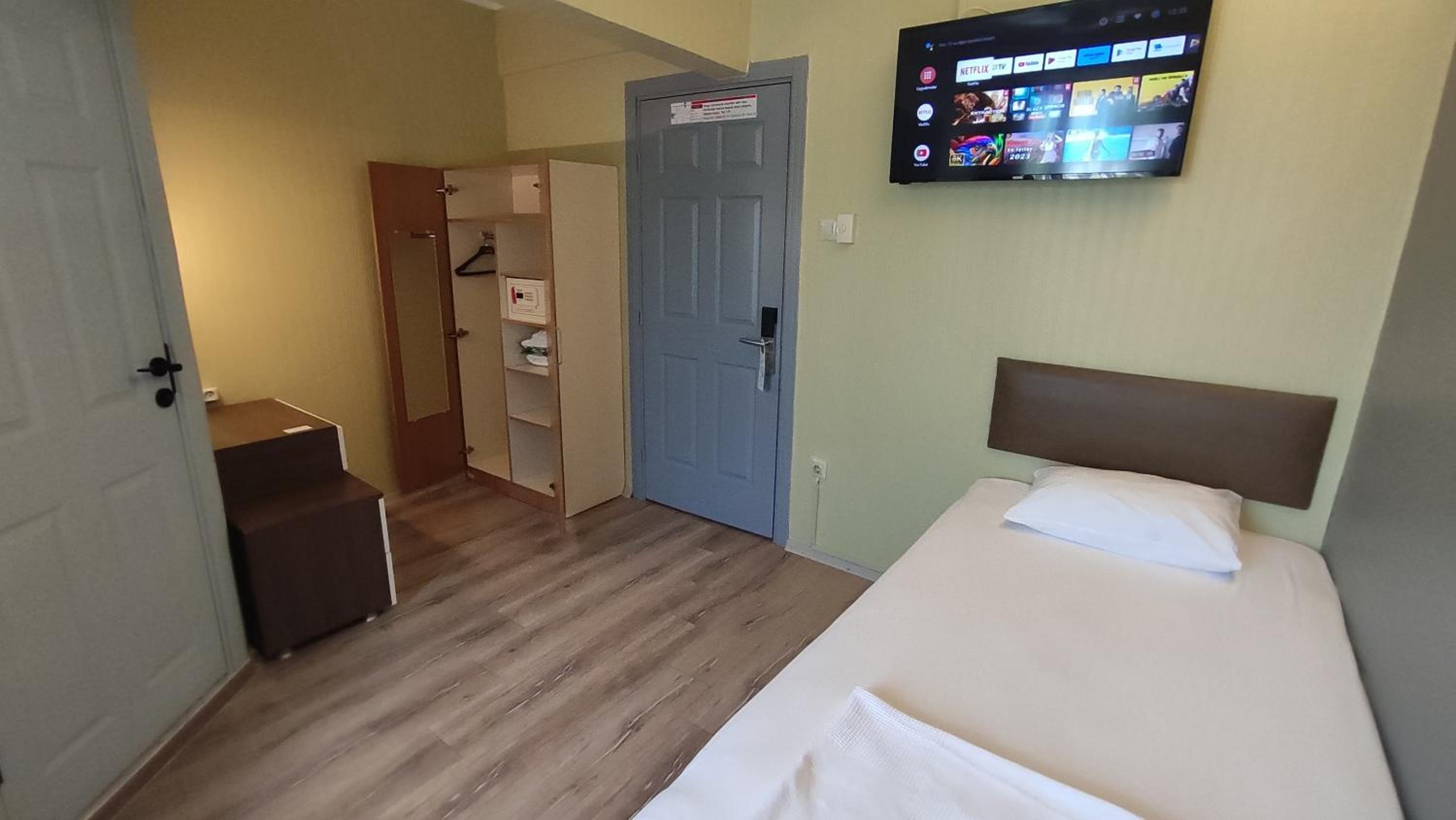 Deluxe Twin Room photo 3