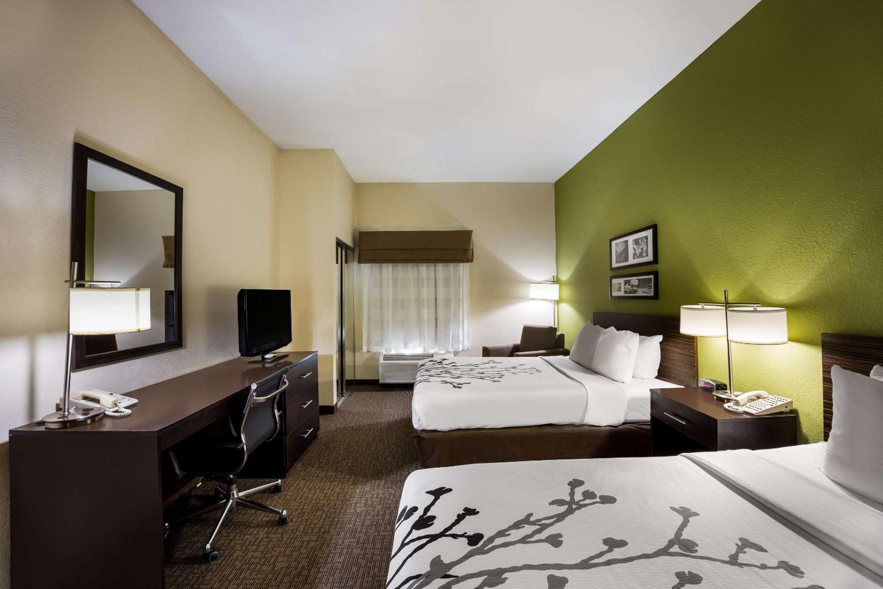 Queen Room with Two Queen Beds - Non-Smoking - Photo 5