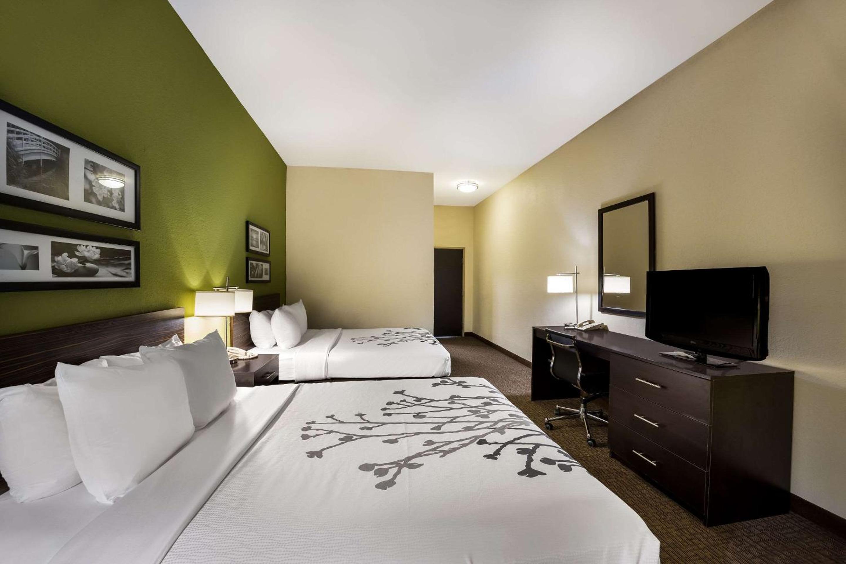 Queen Room with Two Queen Beds - Non-Smoking - Photo 4