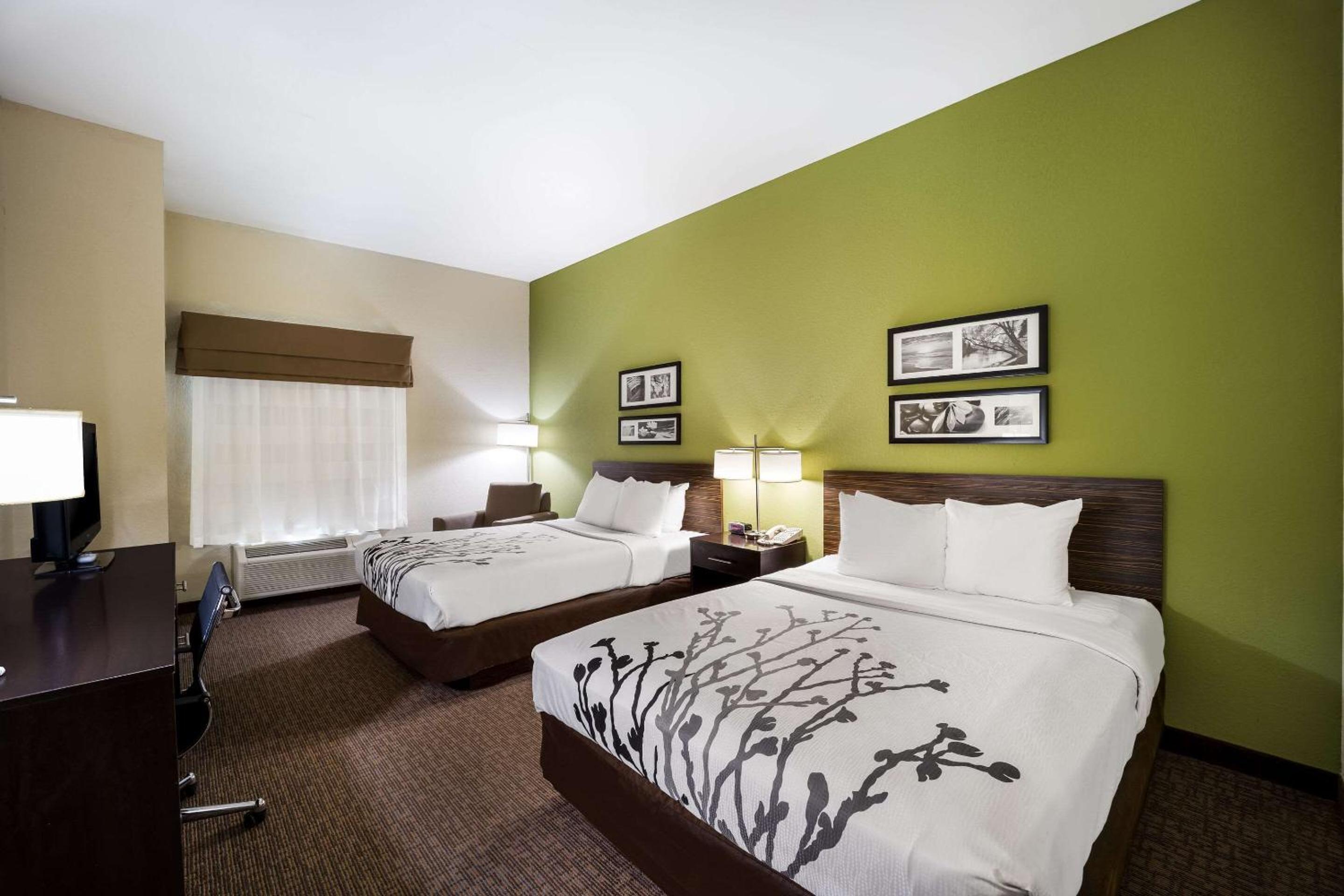 Queen Room with Two Queen Beds - Non-Smoking - Photo 1