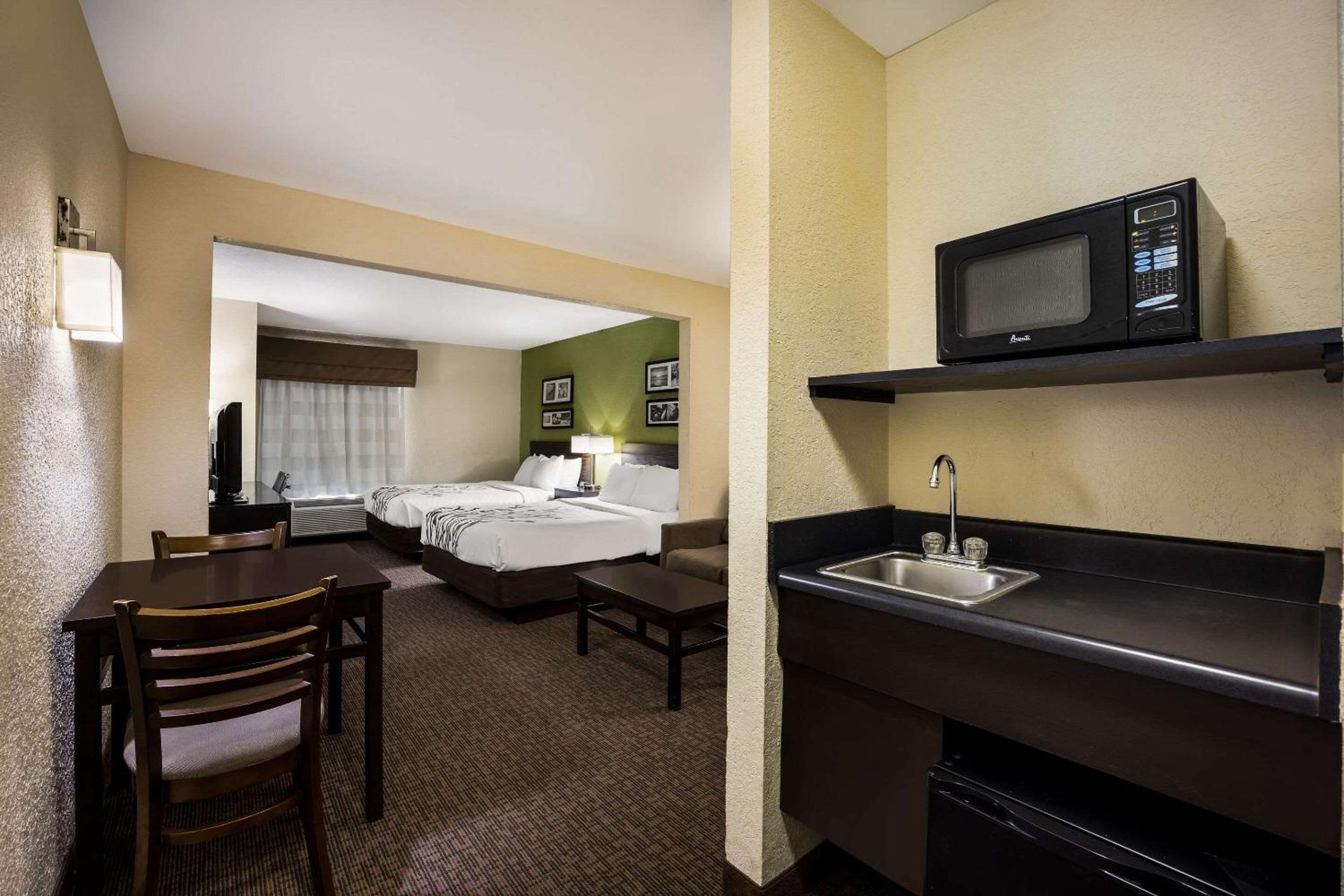 Queen Suite with Two Queen Beds - Non-Smoking - Photo 1