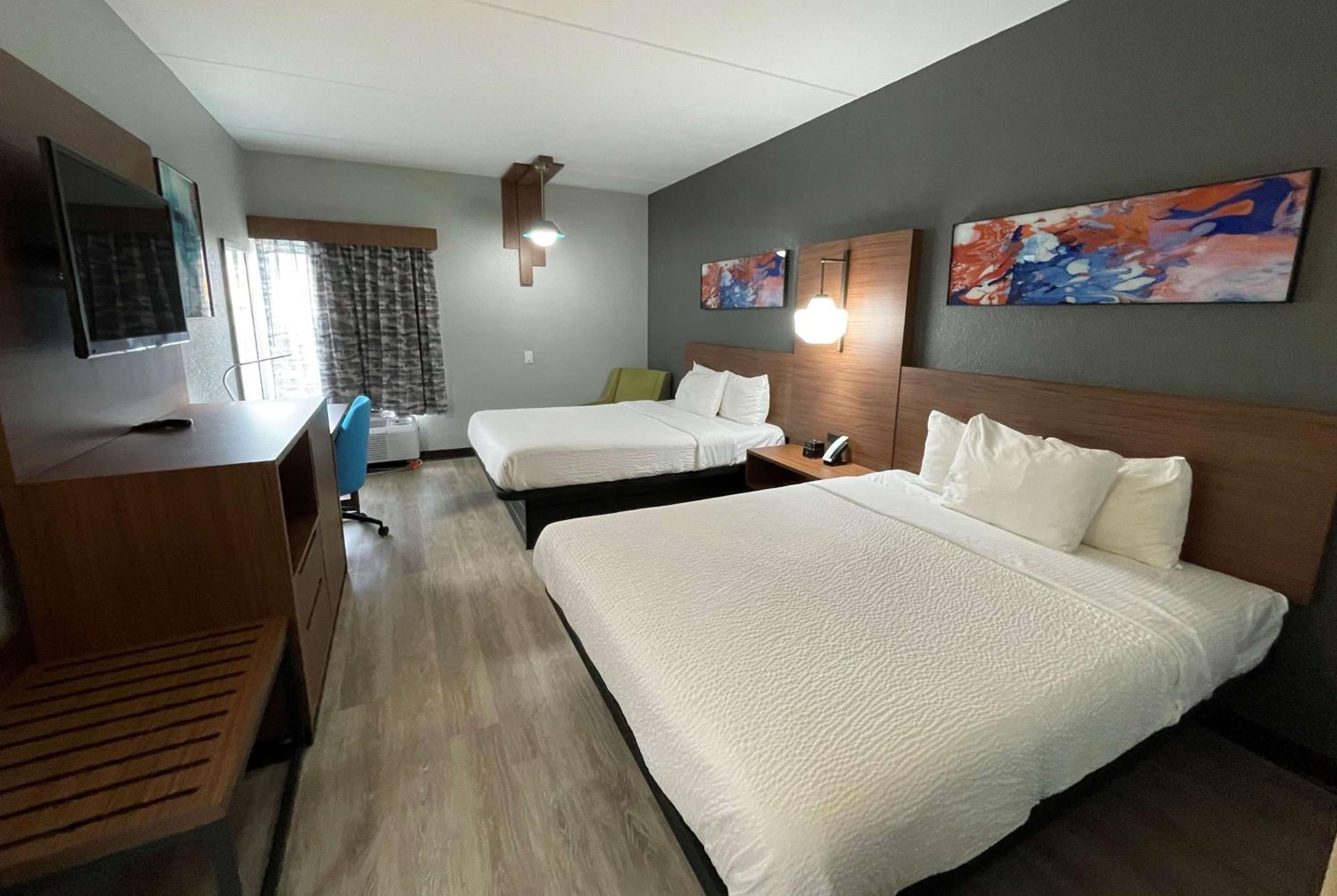 Queen Room with Two Queen Beds and Roll-in Shower - Mobility Accessible/Non-Smoking - Photo 1