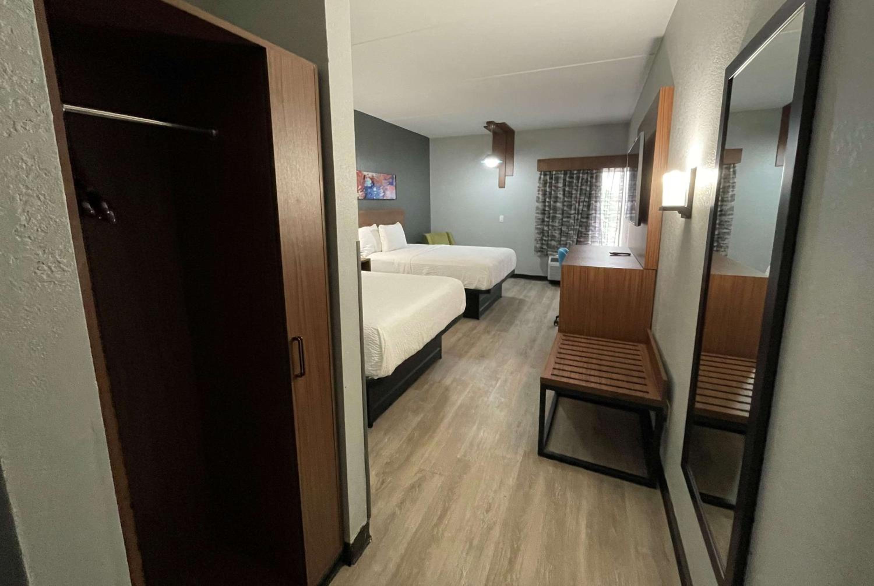 Queen Room with Two Queen Beds and Roll-in Shower - Mobility Accessible/Non-Smoking - Photo 2