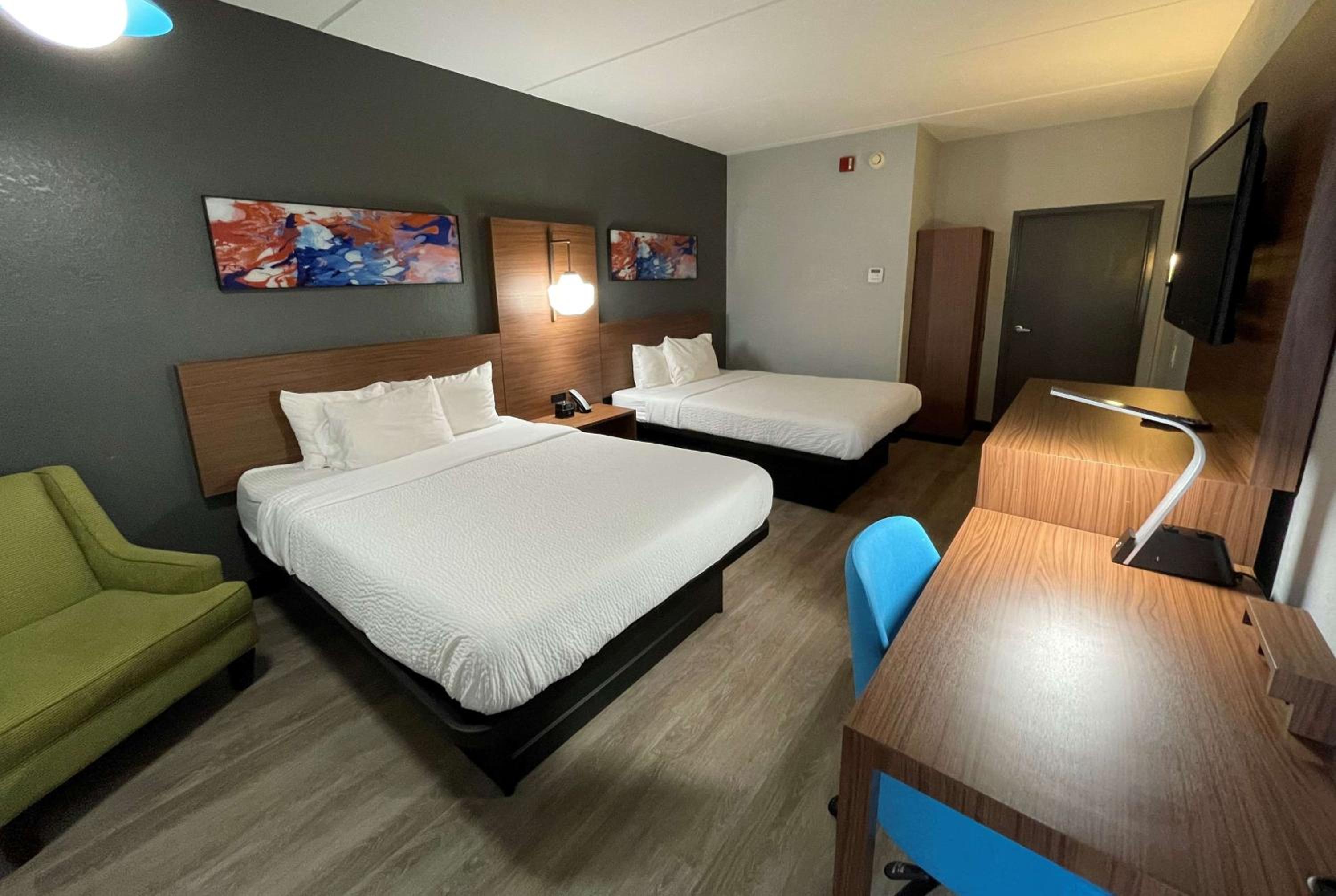 Queen Room with Two Queen Beds and Roll-in Shower - Mobility Accessible/Non-Smoking - Photo 3