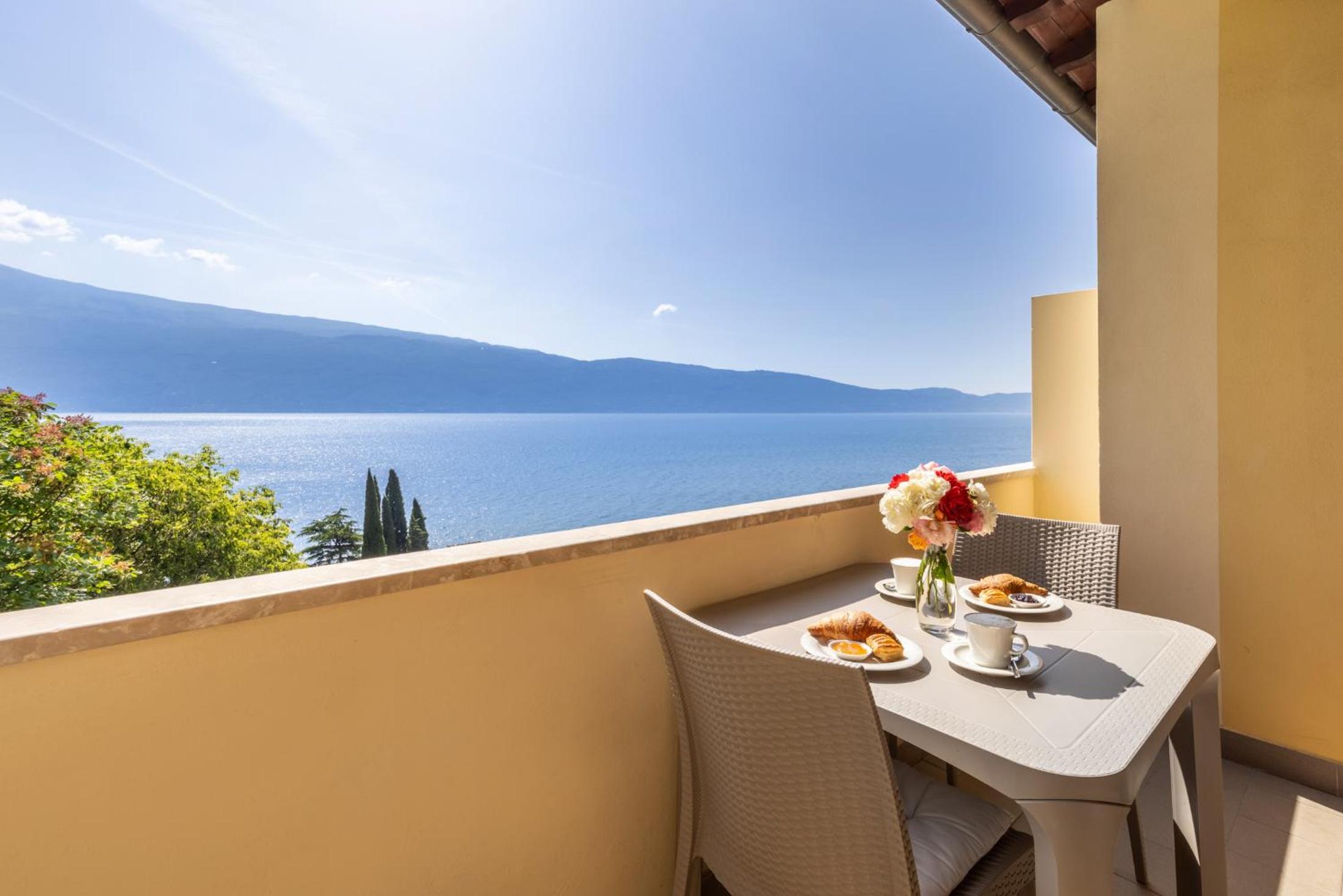 Quadruple Room with Lake View photo 3