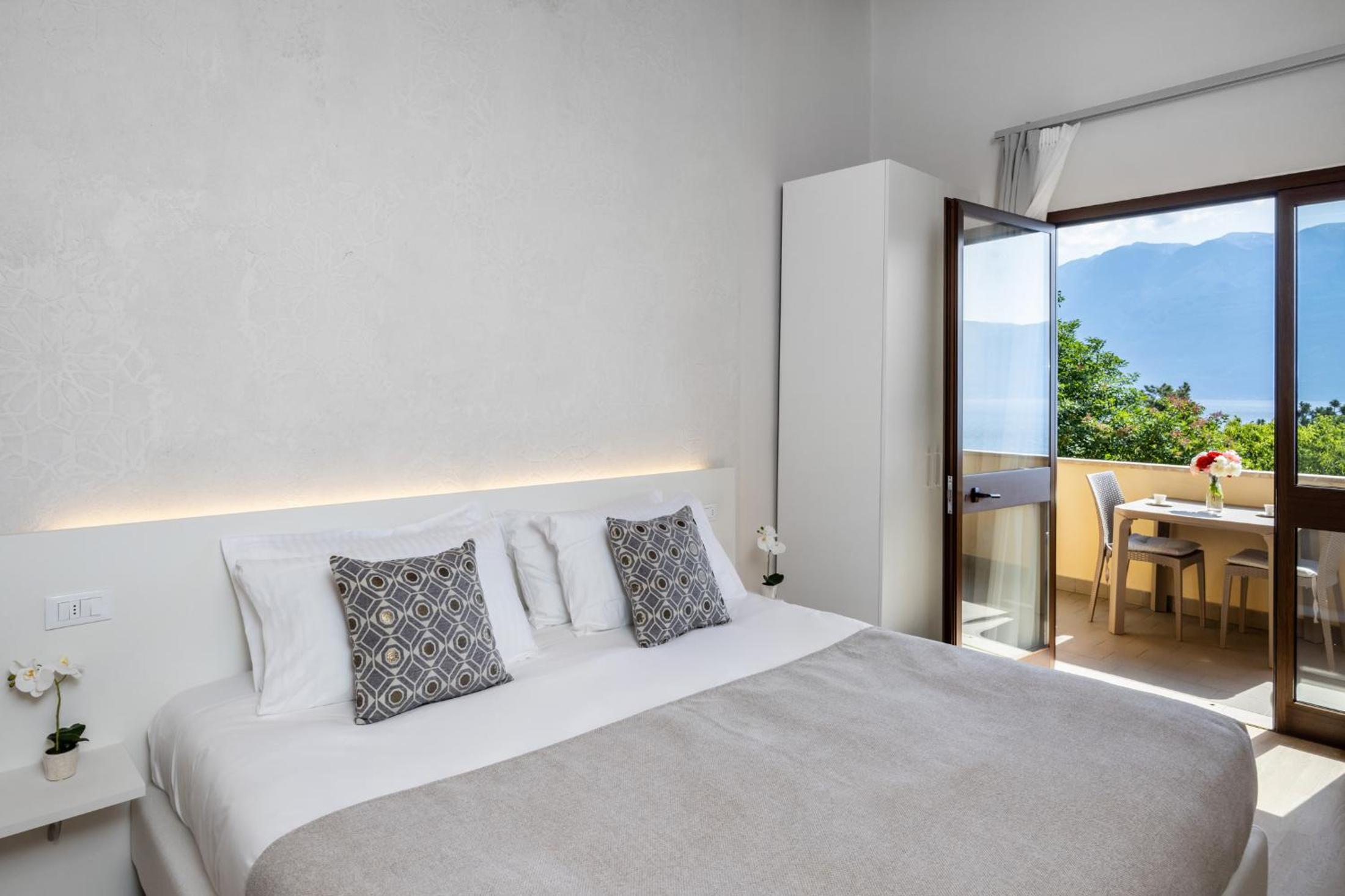 Quadruple Room with Lake View photo 2