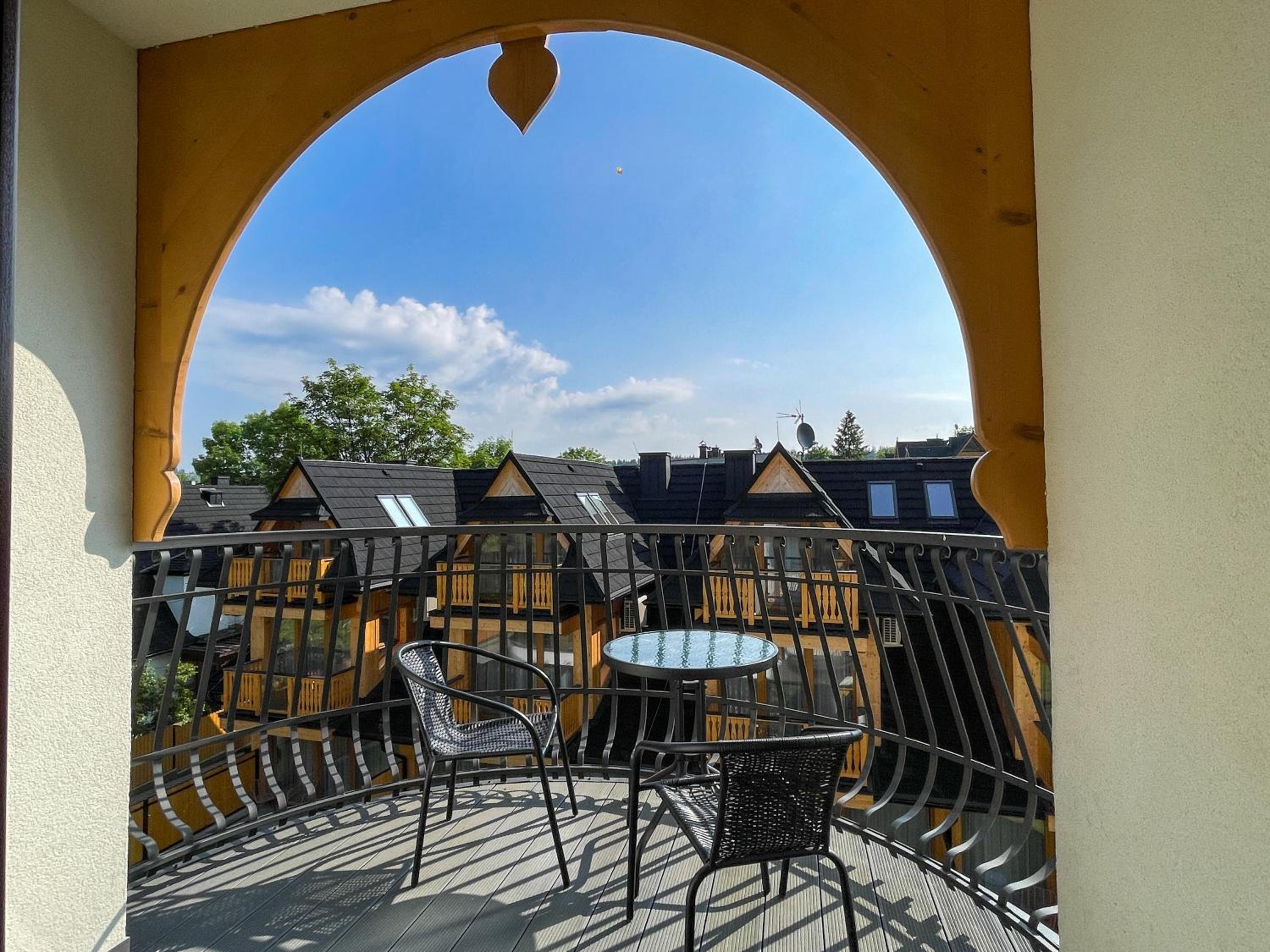 Apartment with Balcony - Photo 8