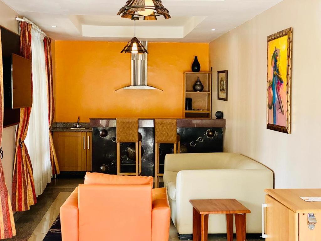 Deluxe Suite (Complimentary Breakfast For 1) 
