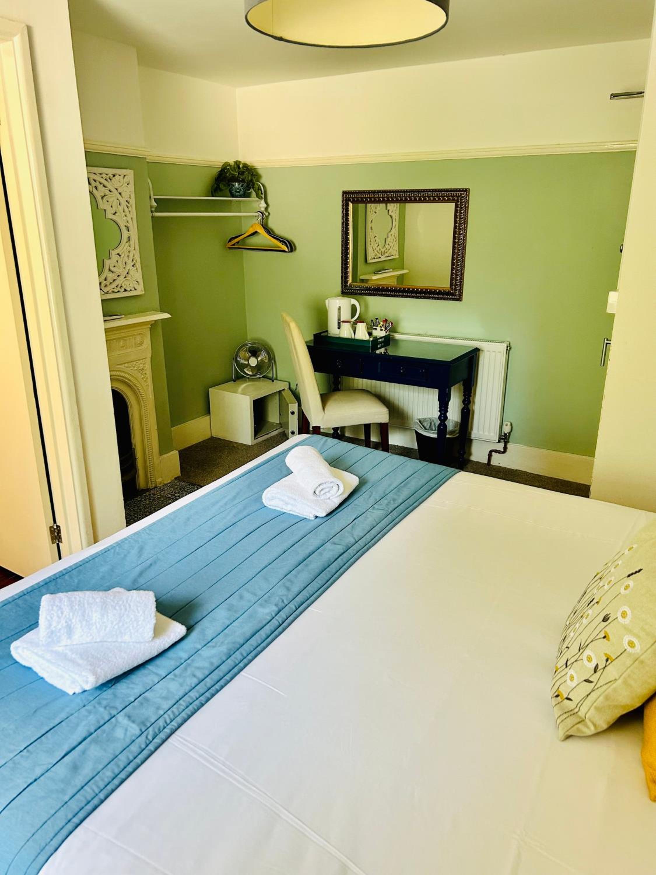 Deluxe Double Room with Shower - Photo 4