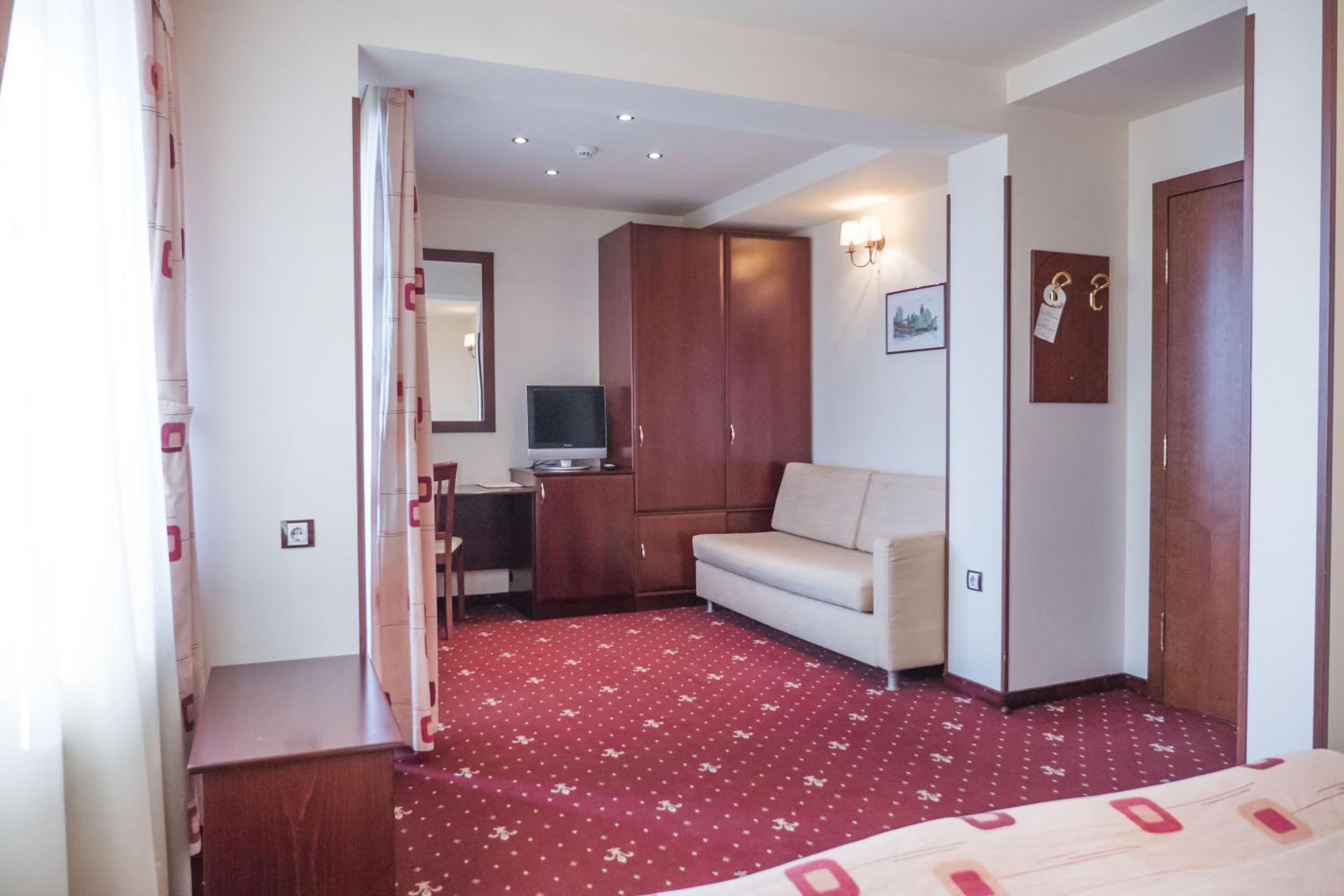 Double or Twin Room (2 Adults + 1 Child) - Photo 5