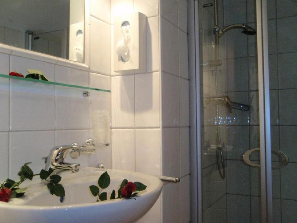 Three-Bedroom Apartment with Shower photo 3