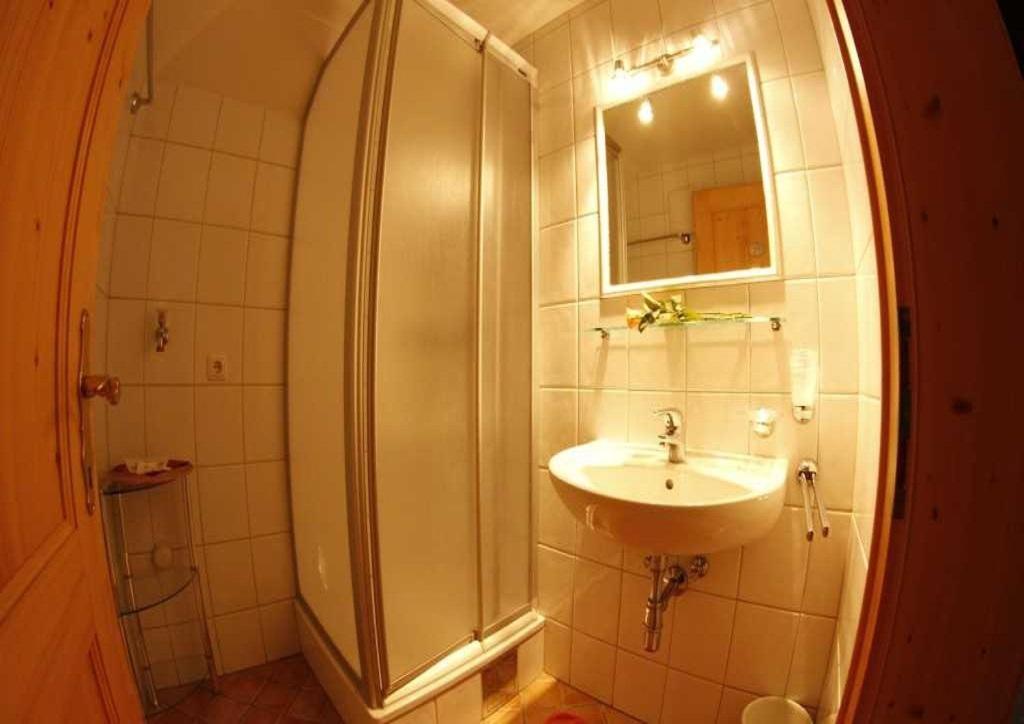 Two-Bedroom Apartment with Shower photo 3