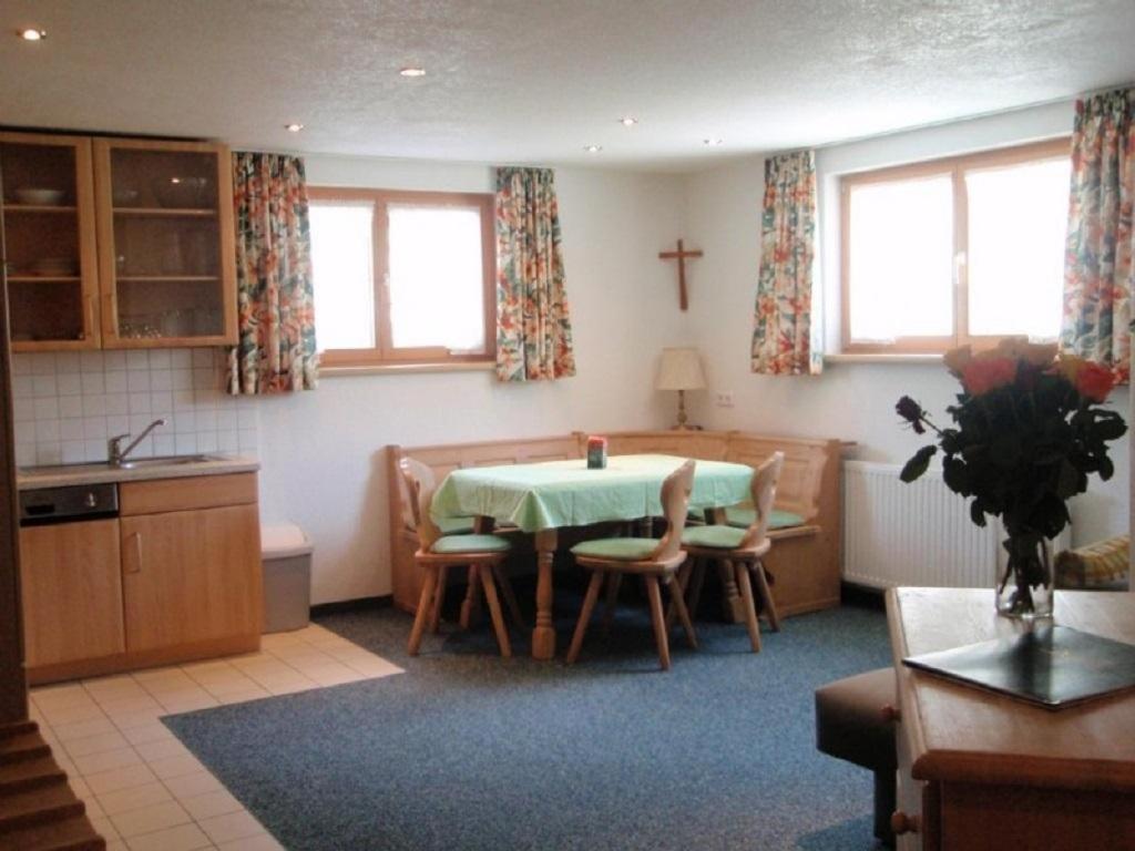 One-Bedroom Apartment with Shower photo 2