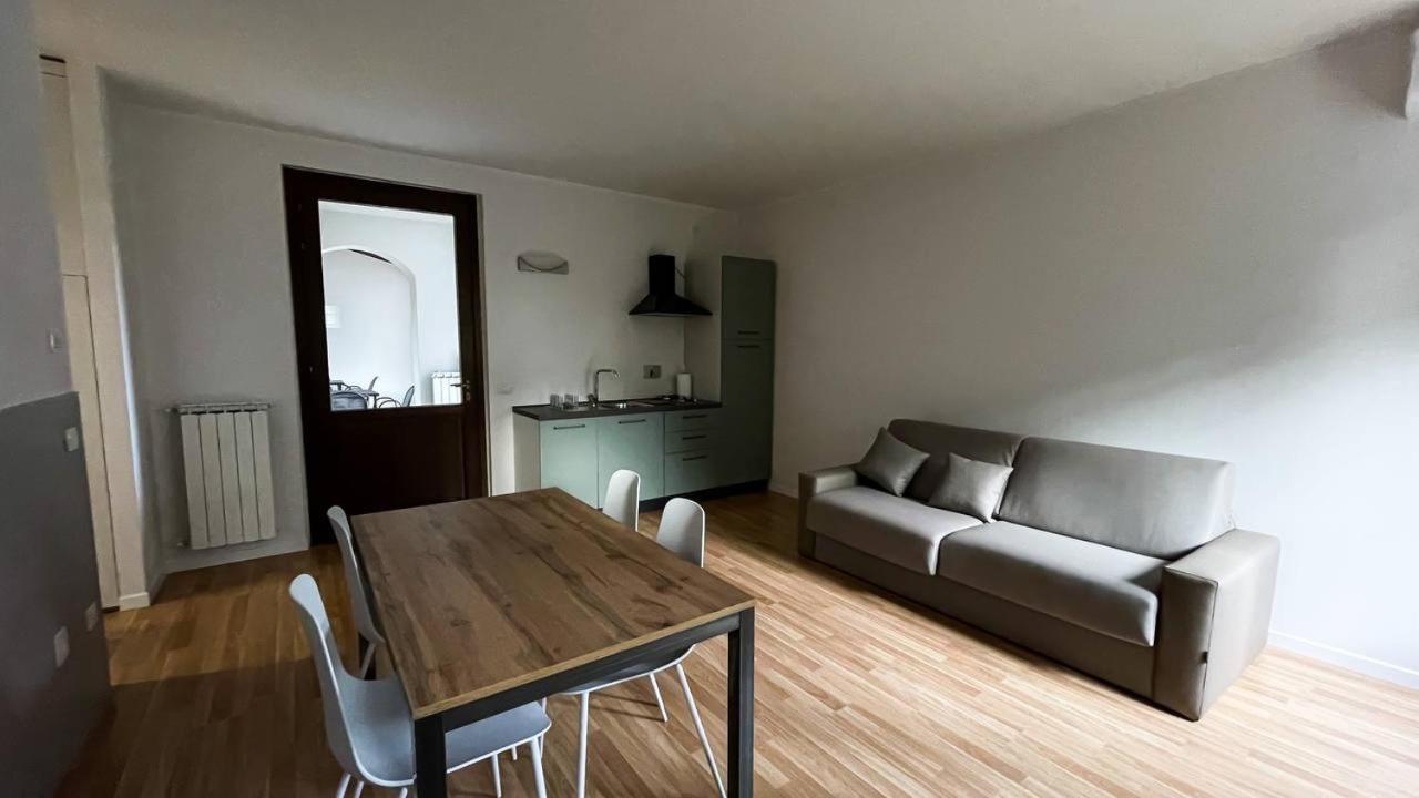 Five-Bedroom House photo 3