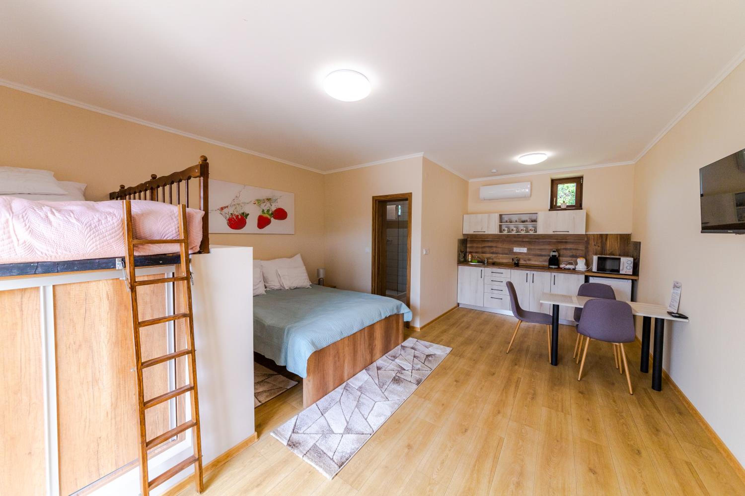 One-Bedroom Apartment photo 1