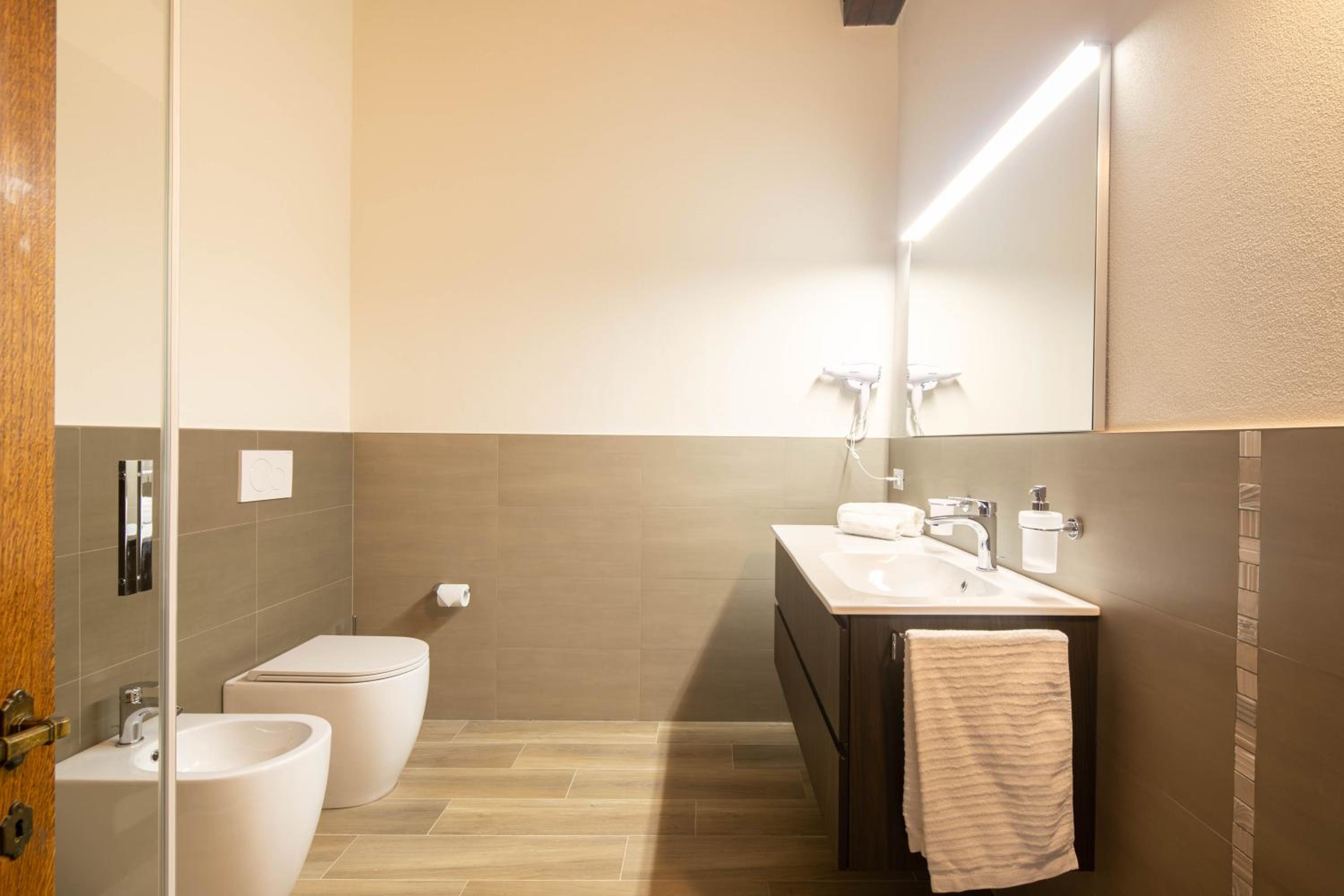 Large Double or Twin Room - Photo 3