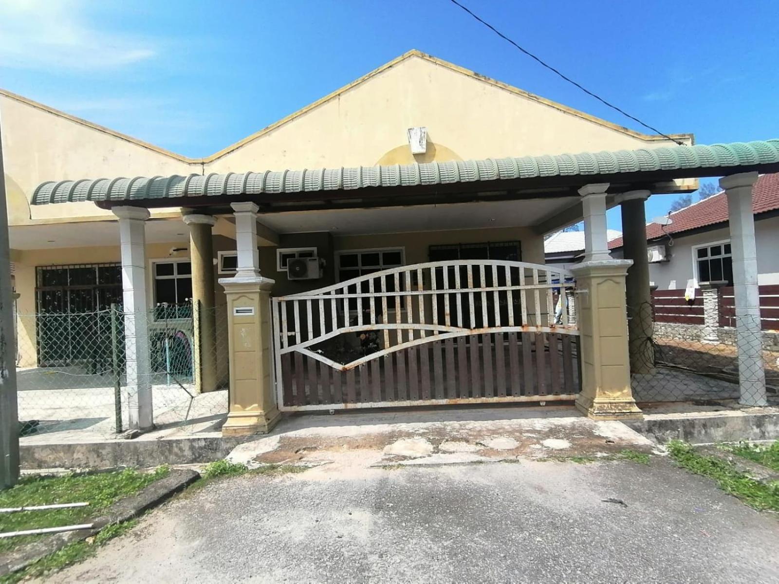 Three-Bedroom House photo 2