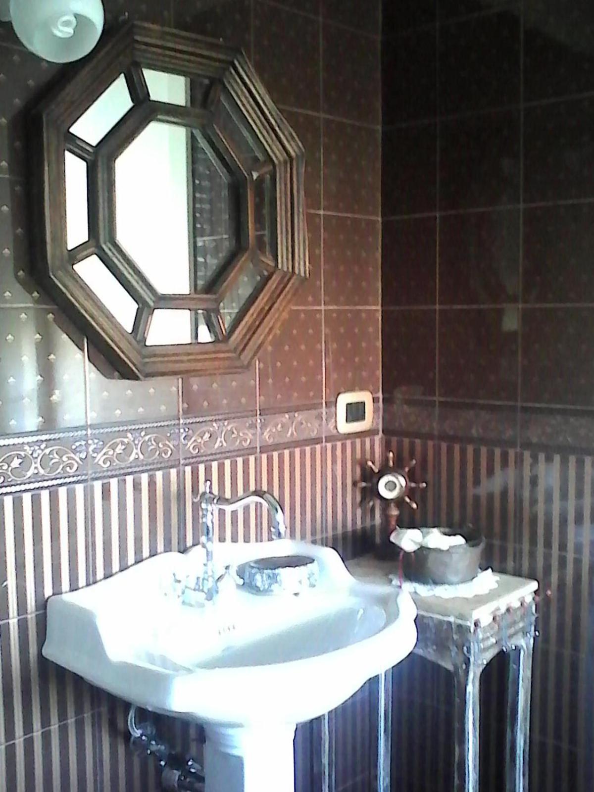 Standard Twin Room with Shared Bathroom photo 2