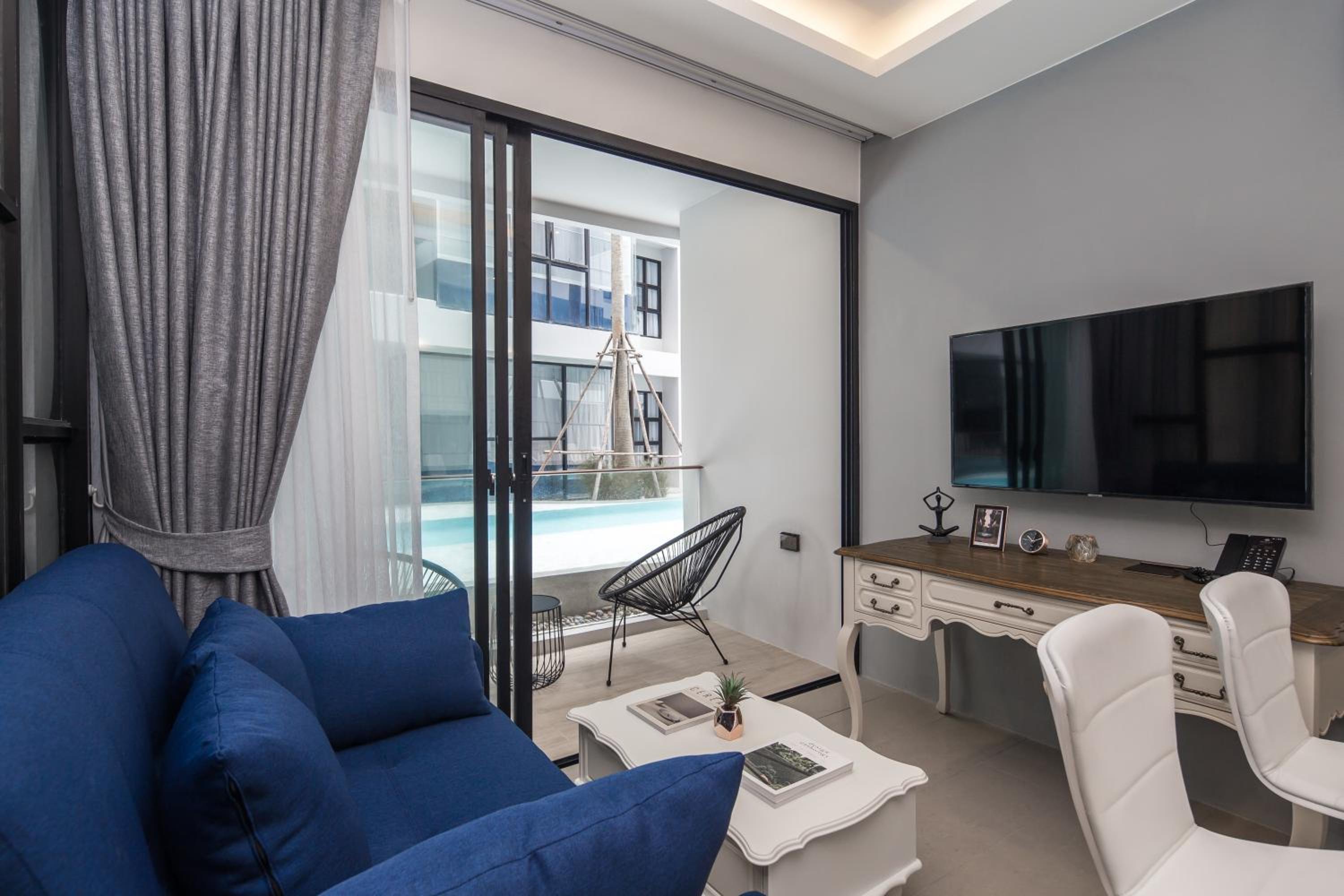 Deluxe Pool Access - Photo 17