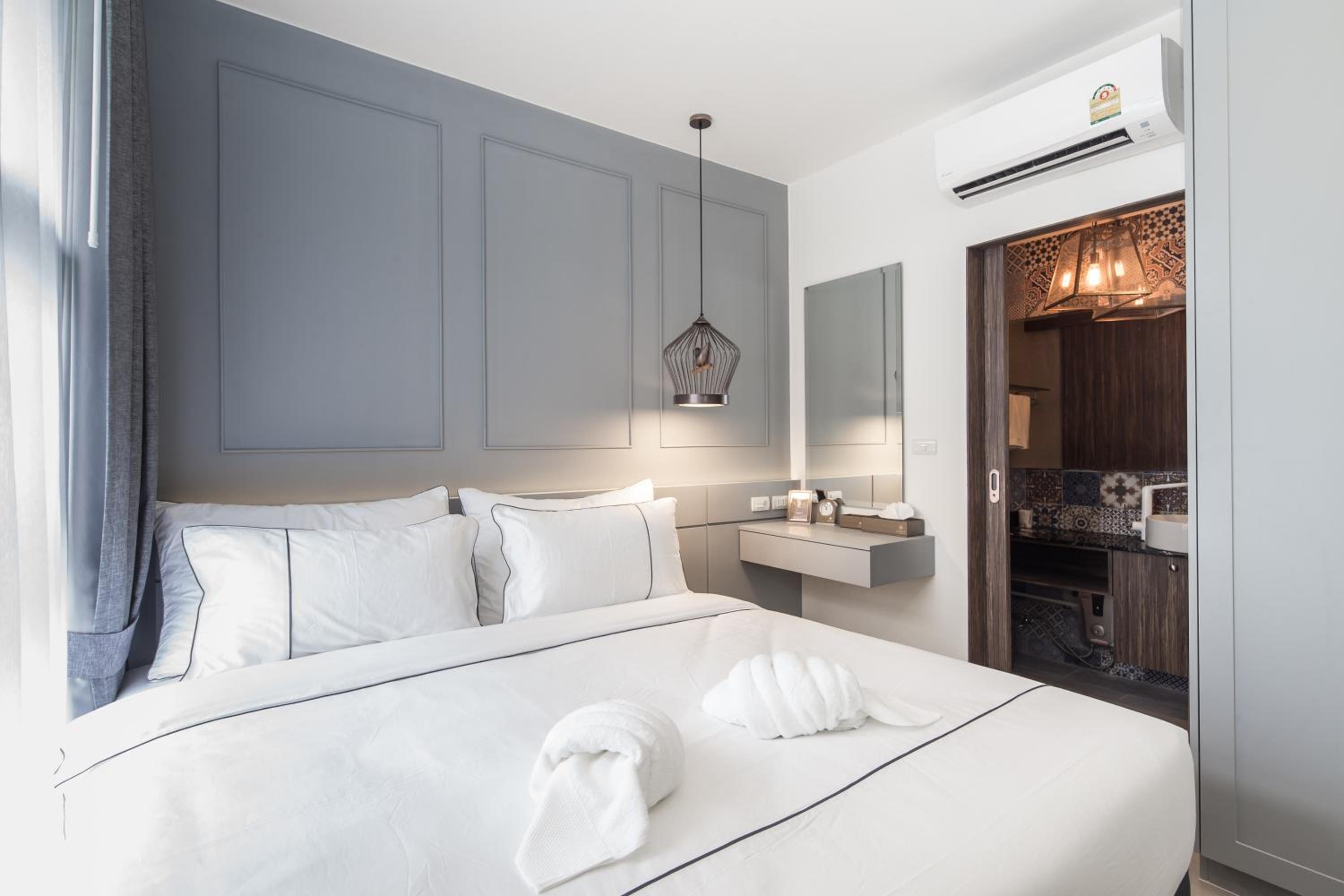 Deluxe Double or Twin Room with City View - Photo 8