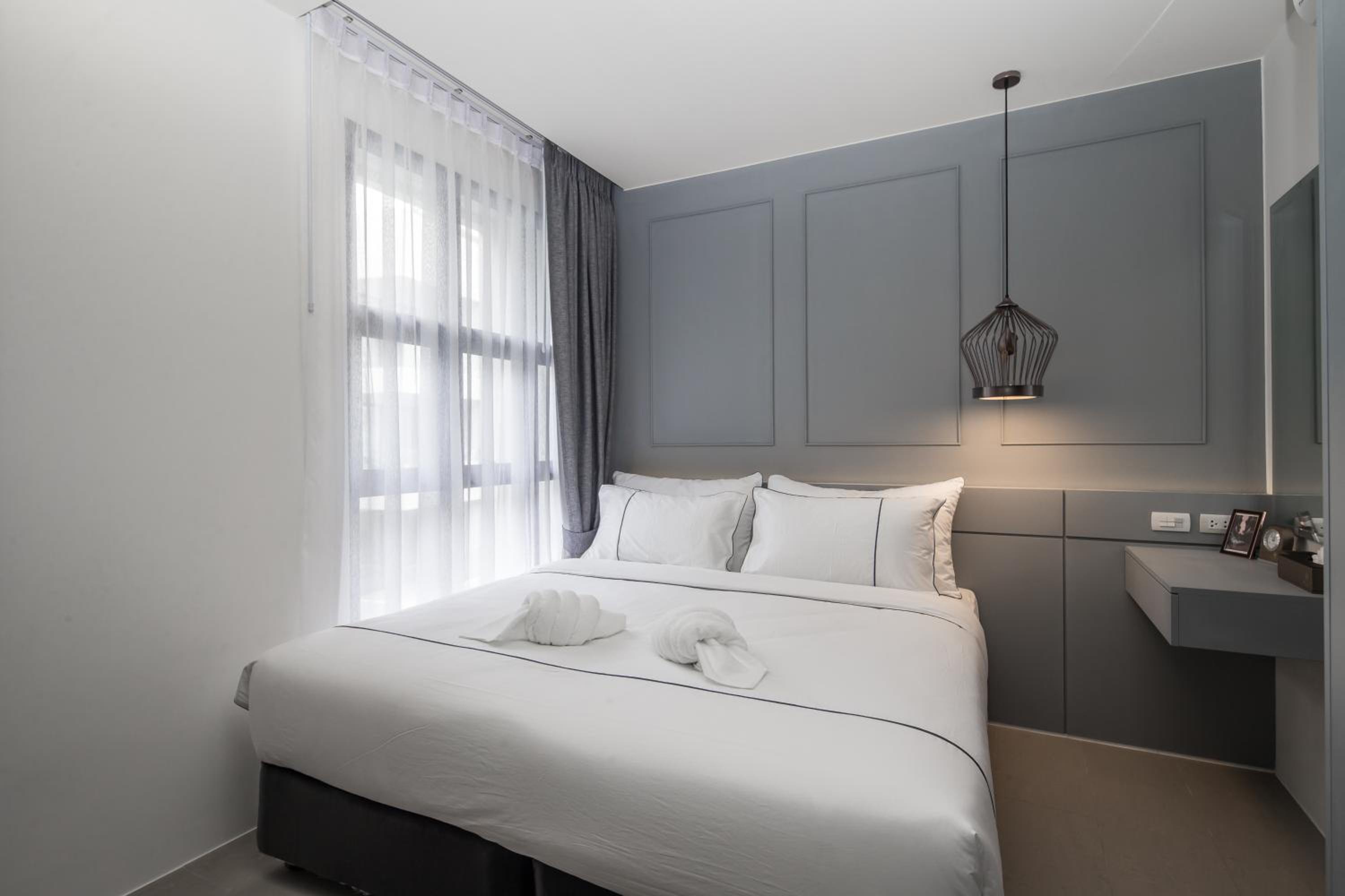 Deluxe Double or Twin Room with City View - Photo 9