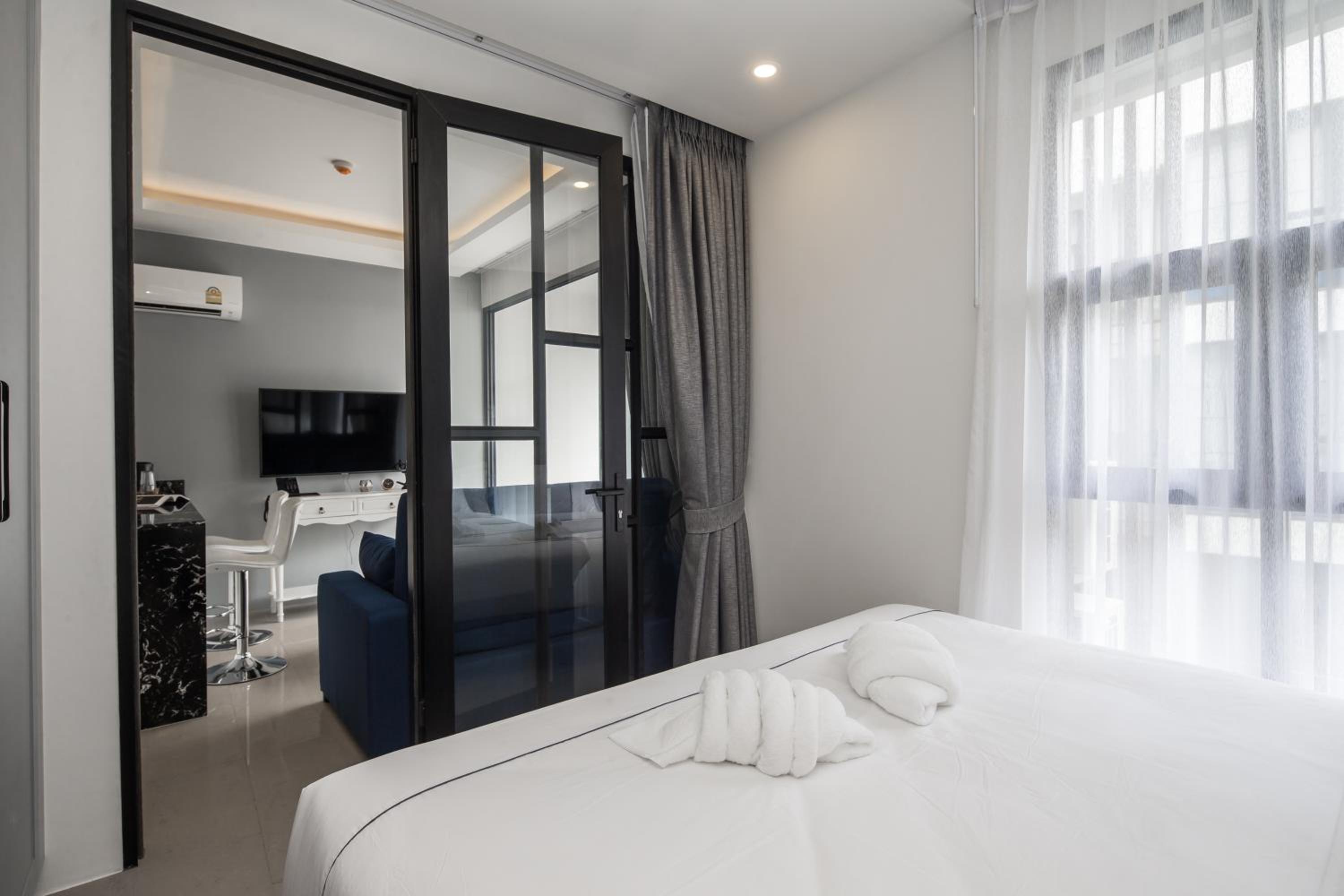Deluxe Double or Twin Room with Pool View - Photo 7