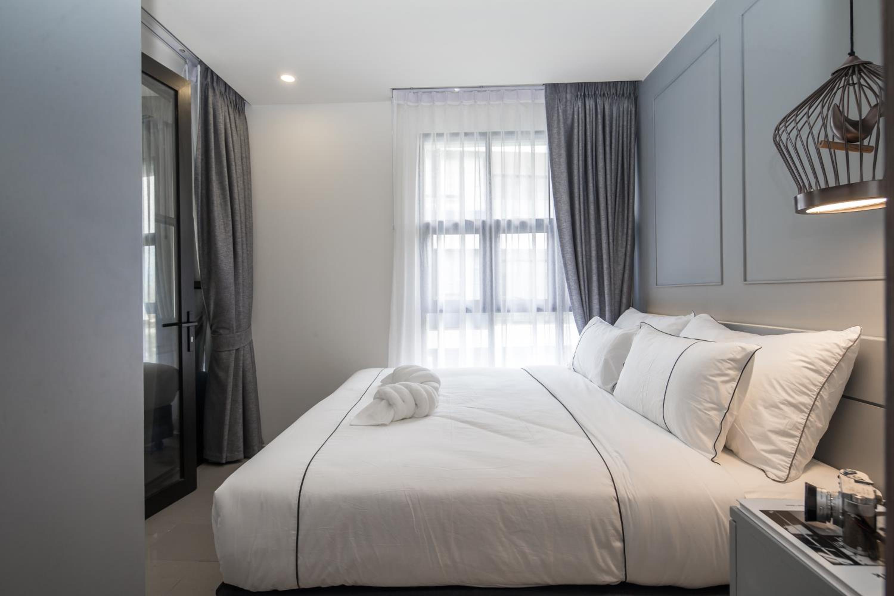 Deluxe Double or Twin Room with Pool View - Photo 8