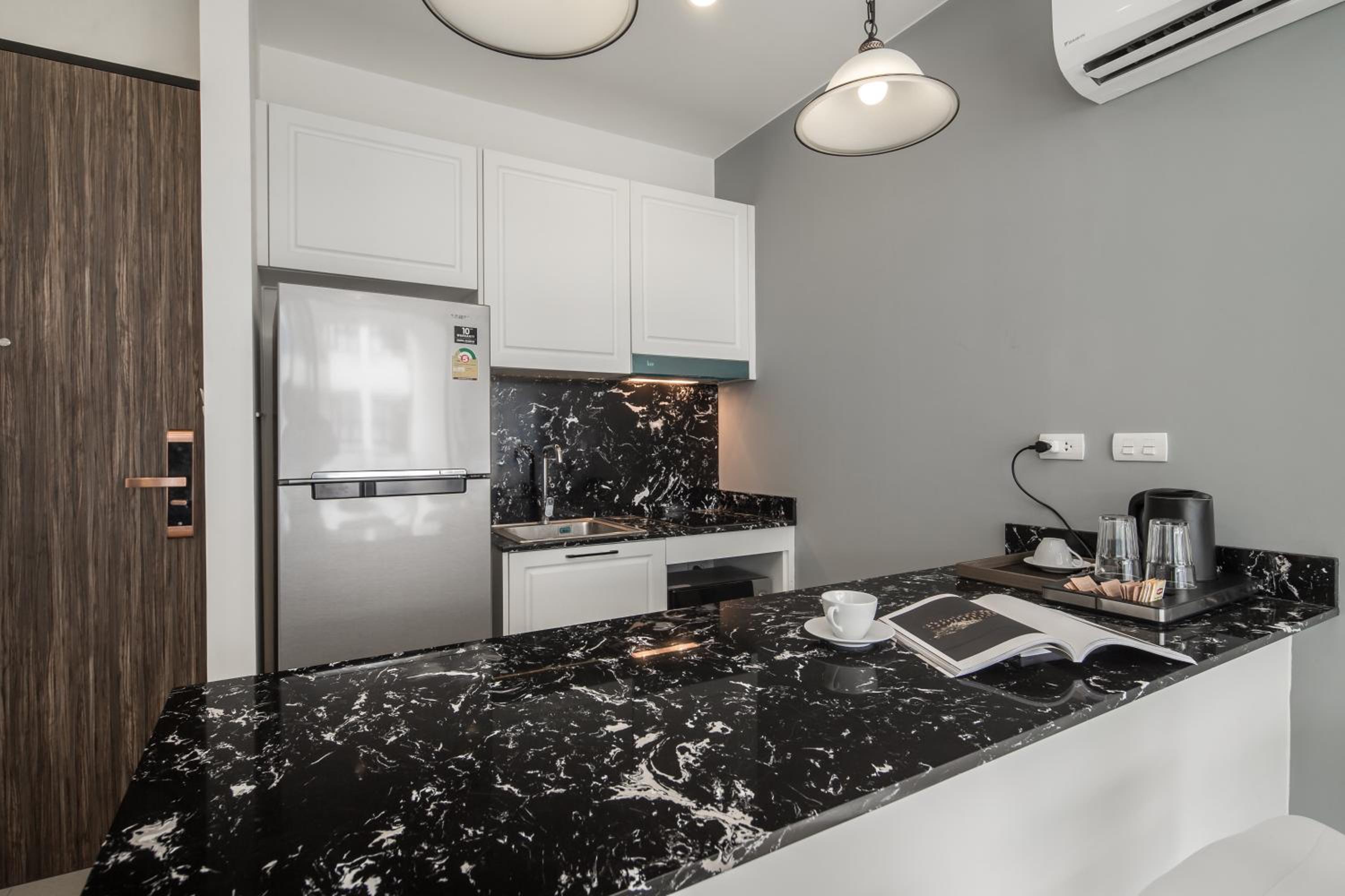 Deluxe Double or Twin Room with City View - Photo 2