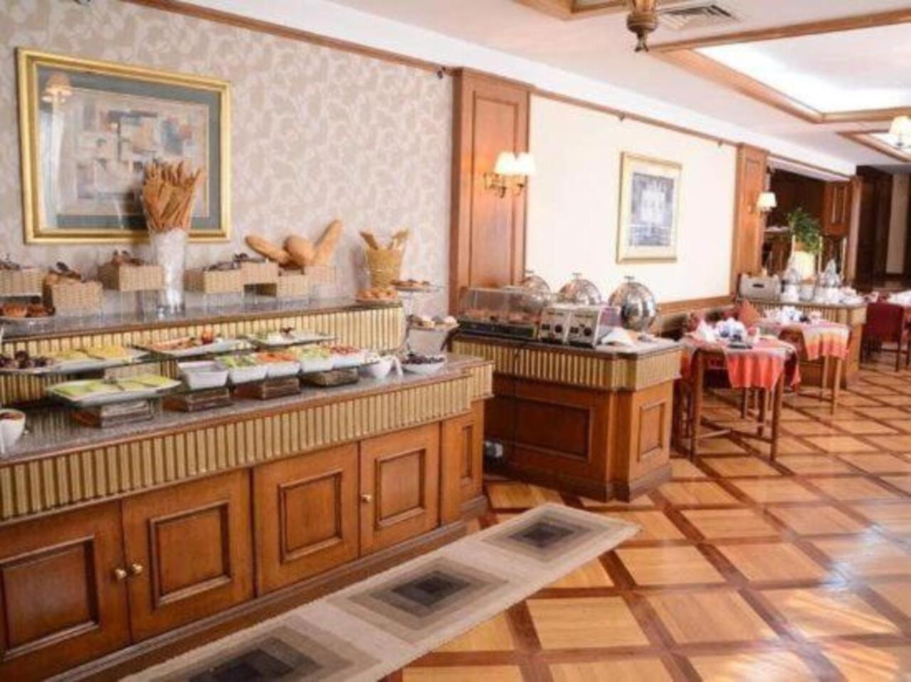 Executive Room with Lounge Access thumbnail 5