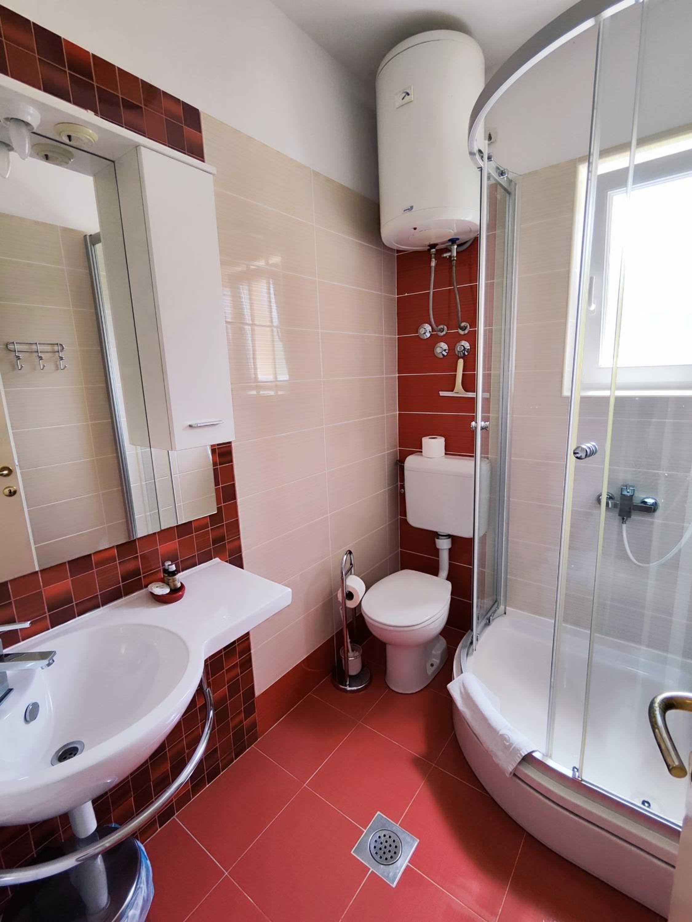 Double Room with Balcony and Sea View - Photo 10