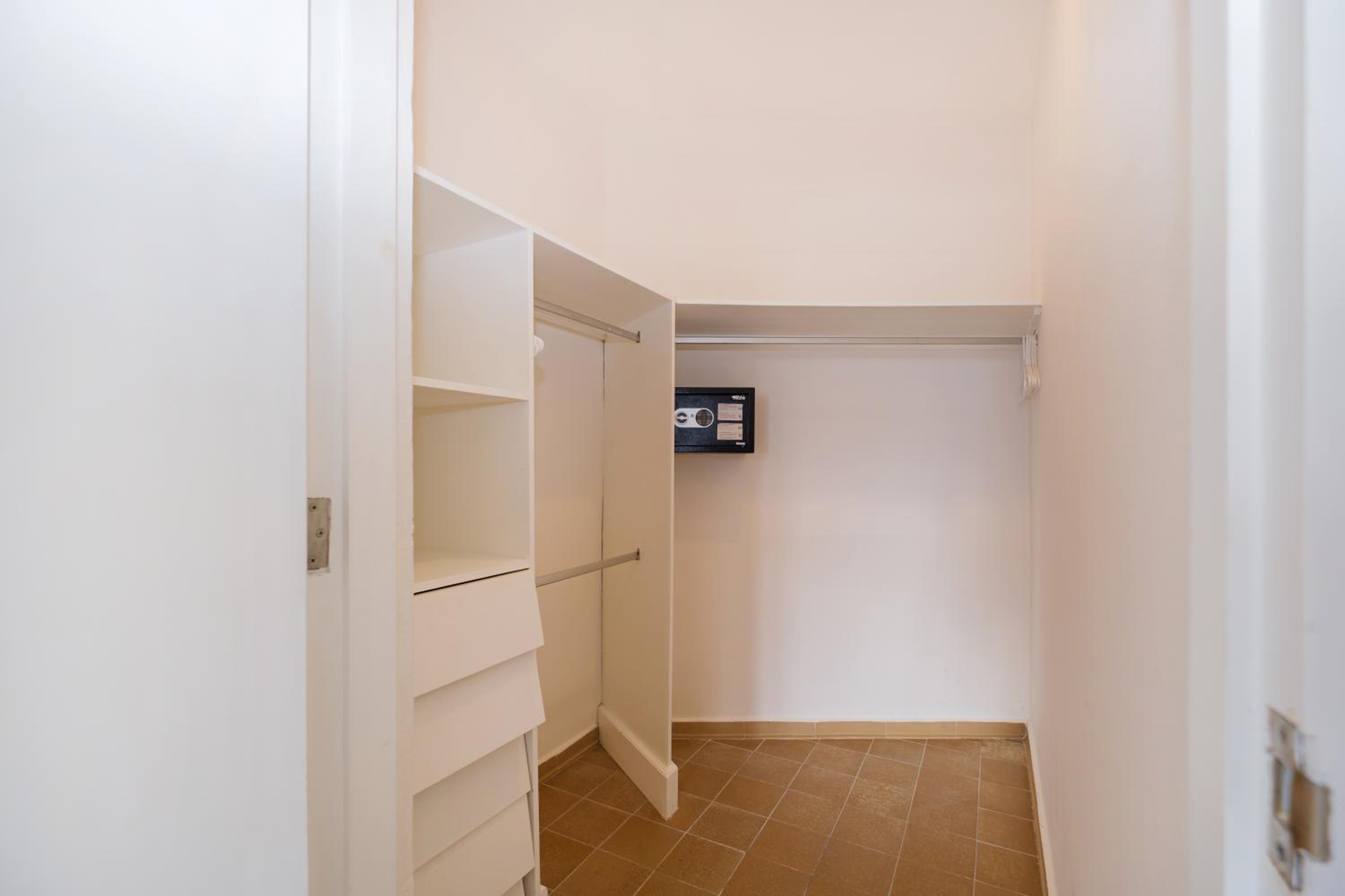 Apartment with Balcony - Photo 3