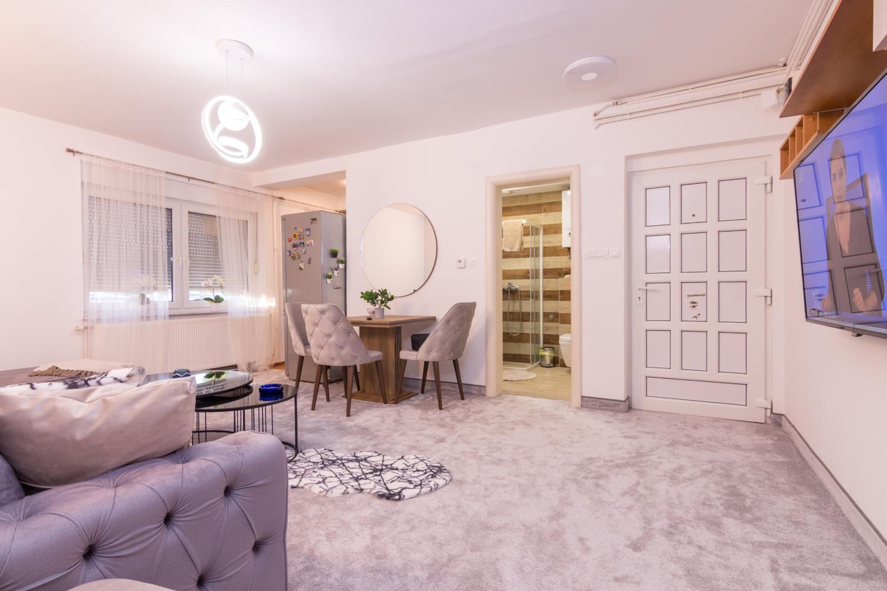 One-Bedroom Apartment photo 1