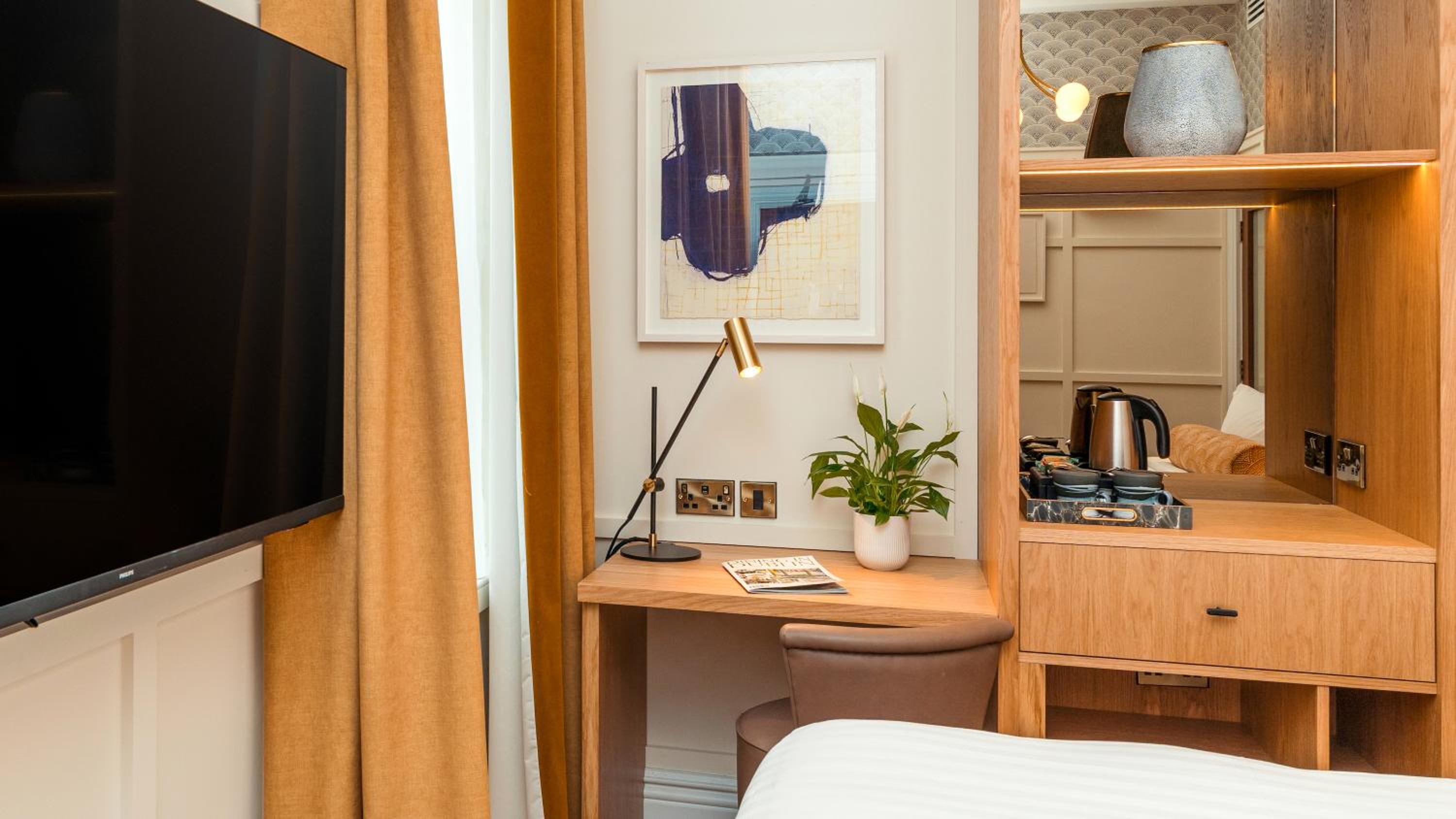 Deluxe Double Room thumbnail 6