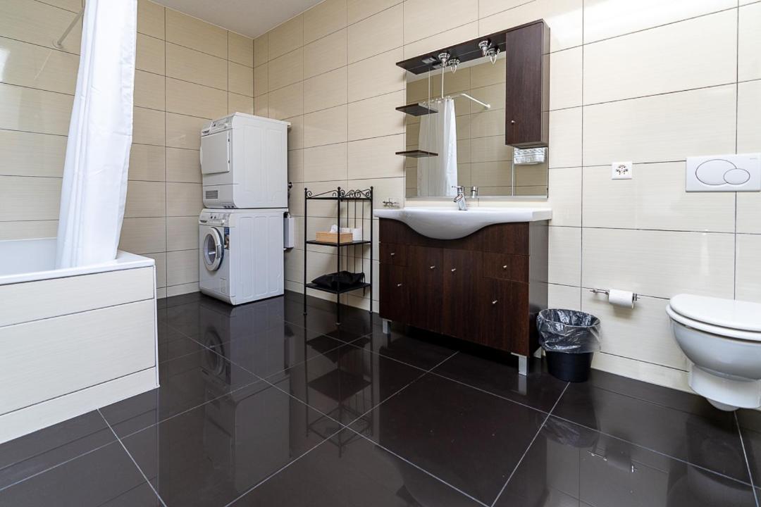 Deluxe One-Bedroom Apartment photo 2