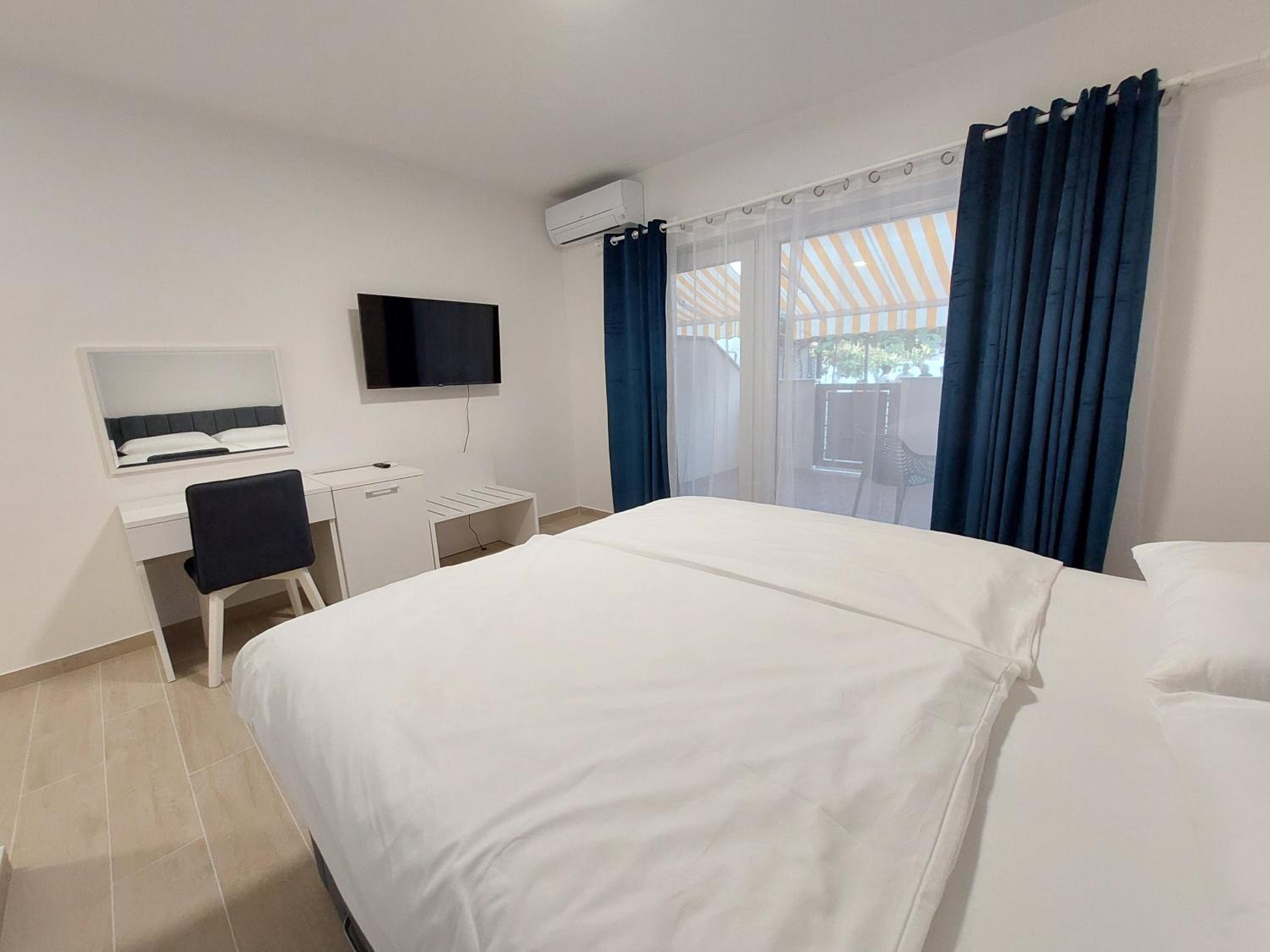 Double Room with Balcony (2 Adults + 1 Child) photo 1