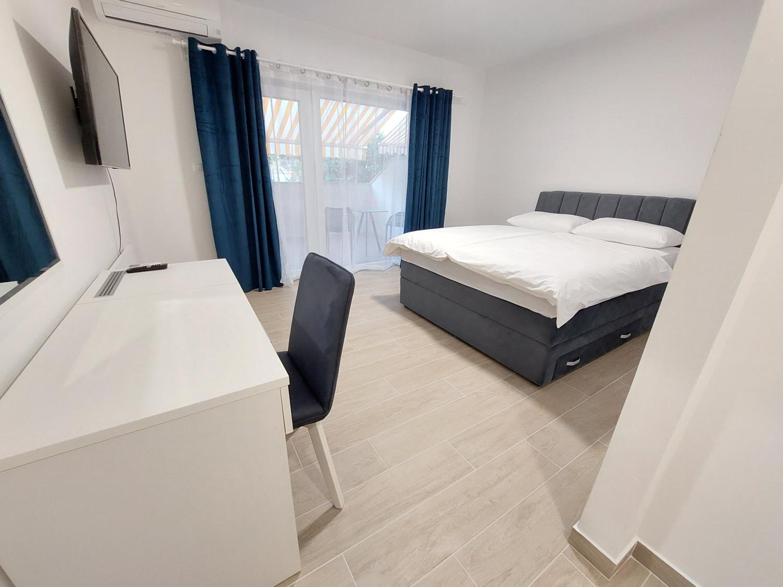 Double Room with Balcony (2 Adults + 1 Child) photo 1