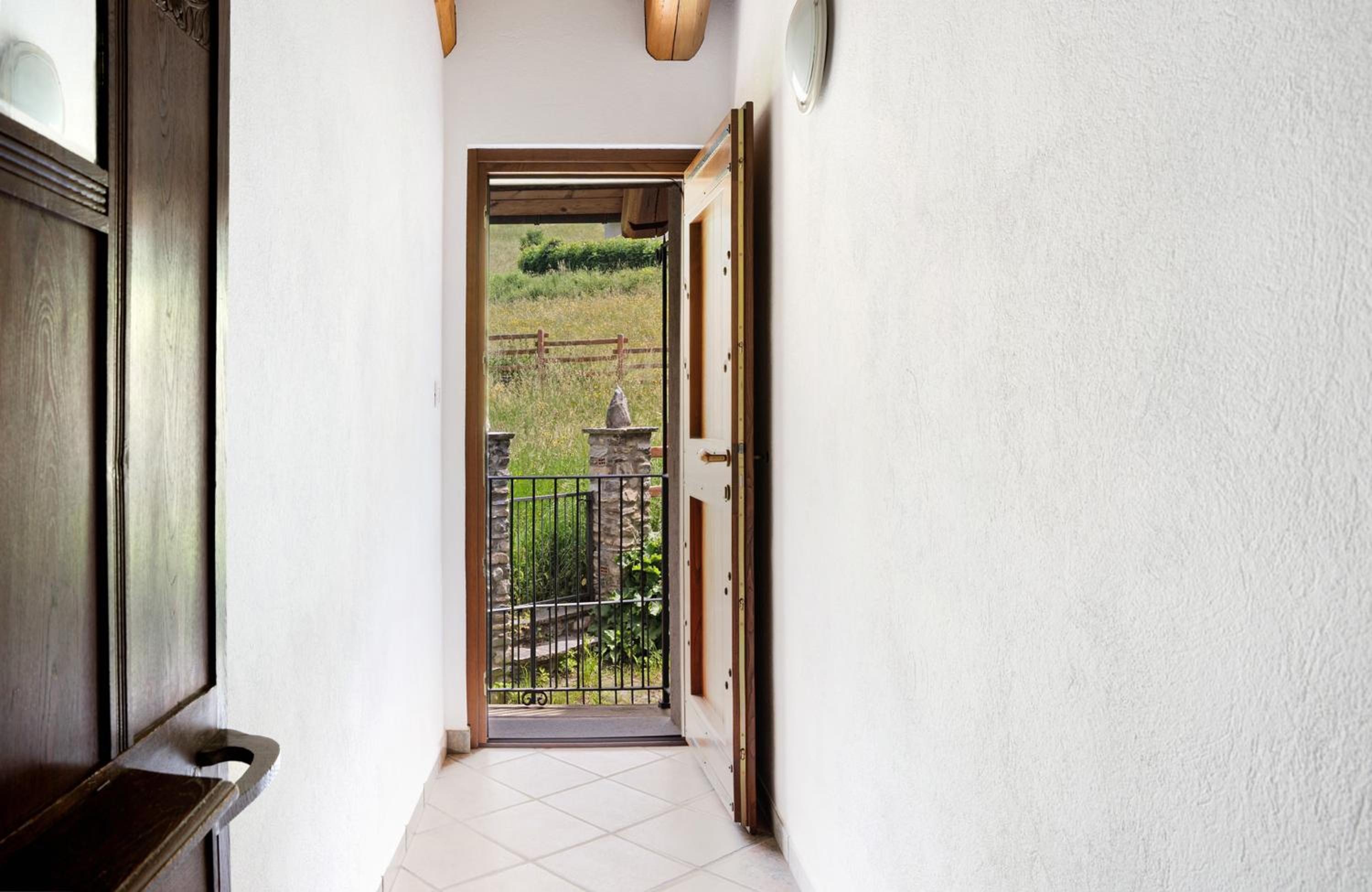 One-Bedroom Apartment with Garden photo 2