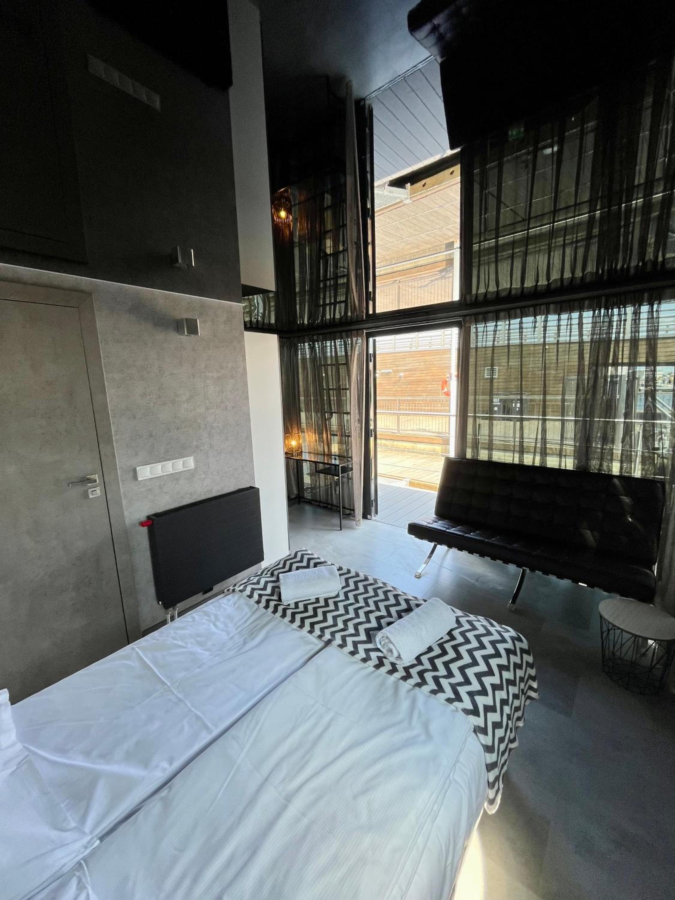 Apartment with Terrace - Photo 7