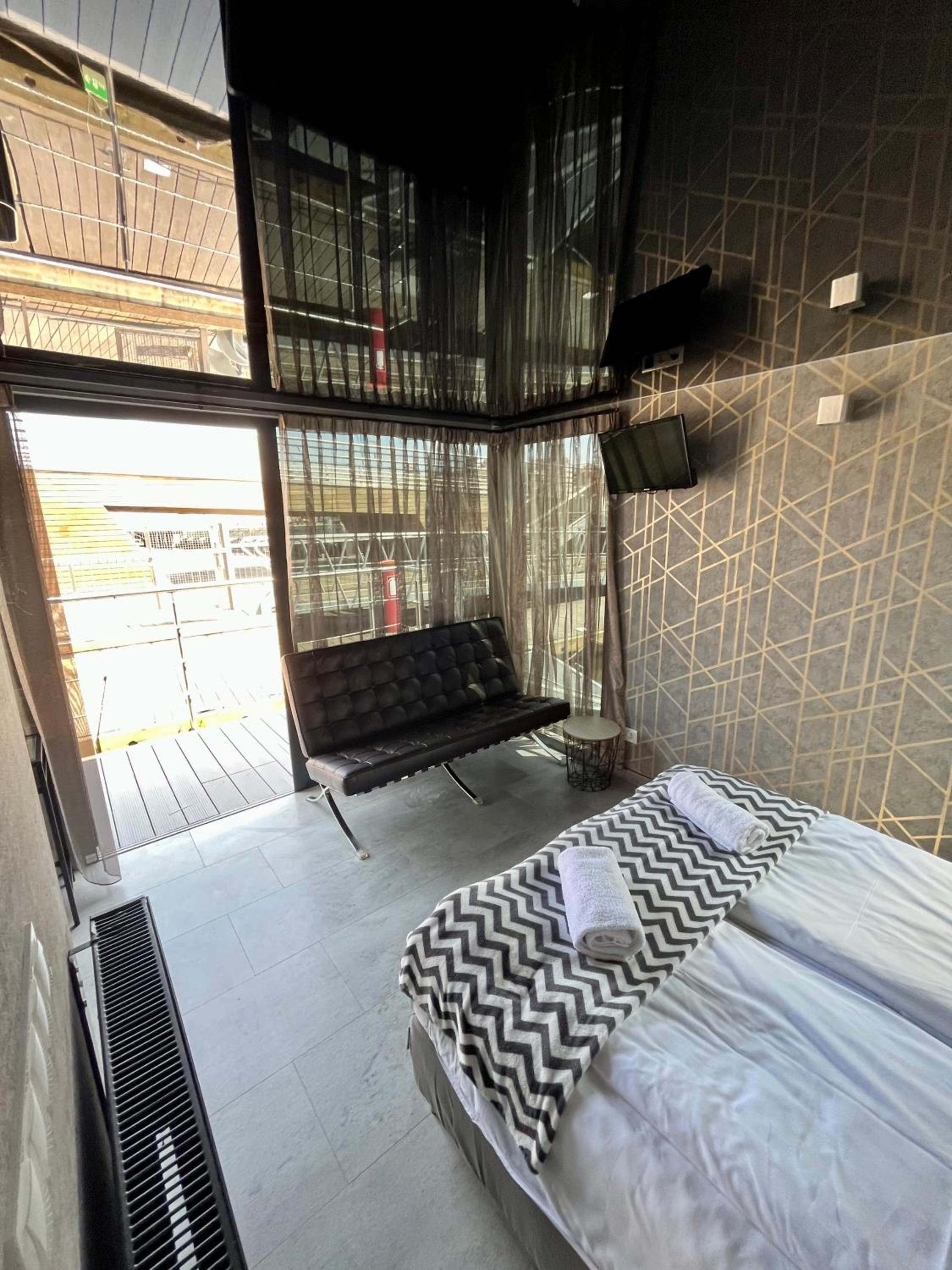 Apartment with Terrace - Photo 8