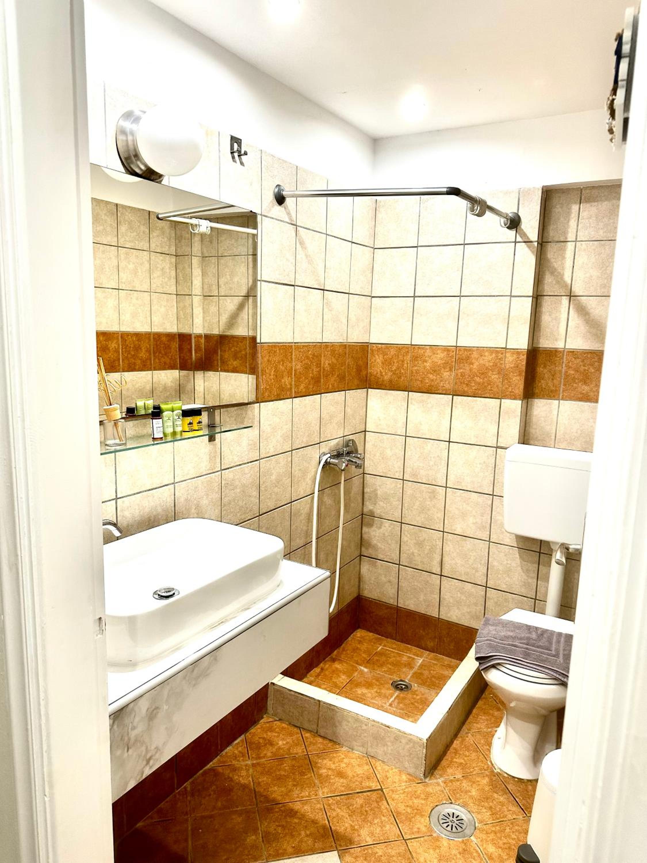 Apartment - Ground Floor - Photo 2