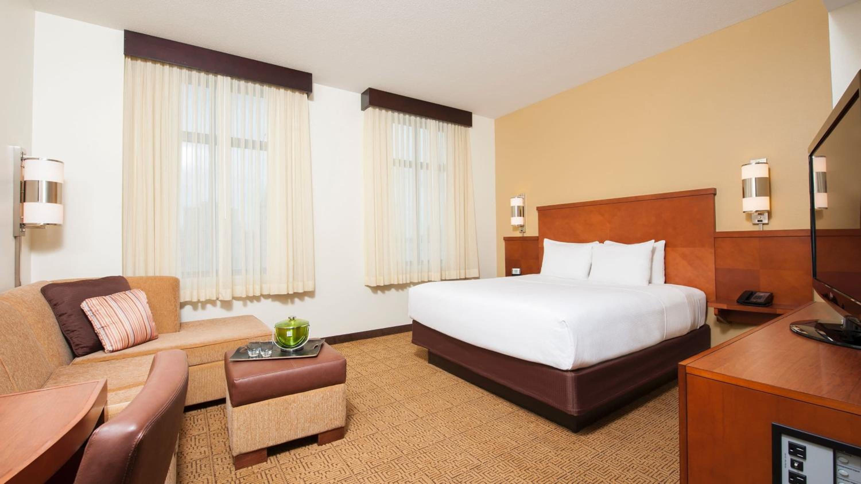 King Room with Sofa Bed - Photo 1