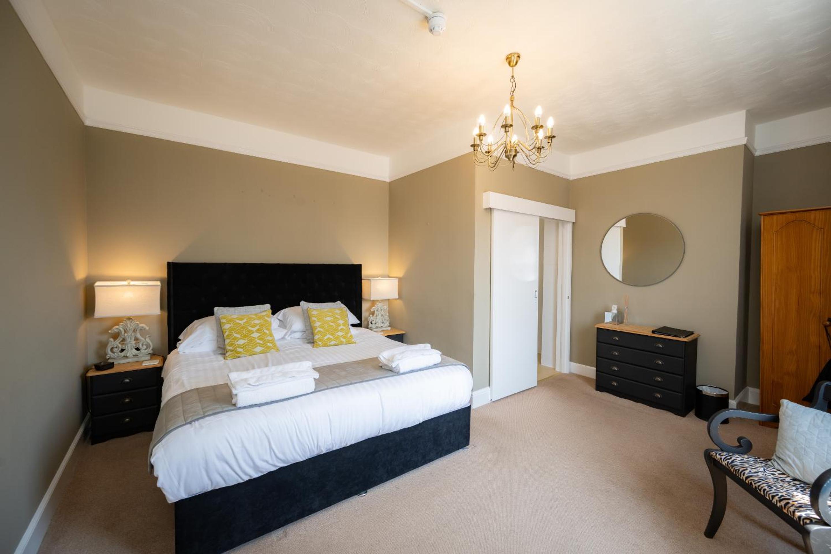 Large Double Room - Photo 1