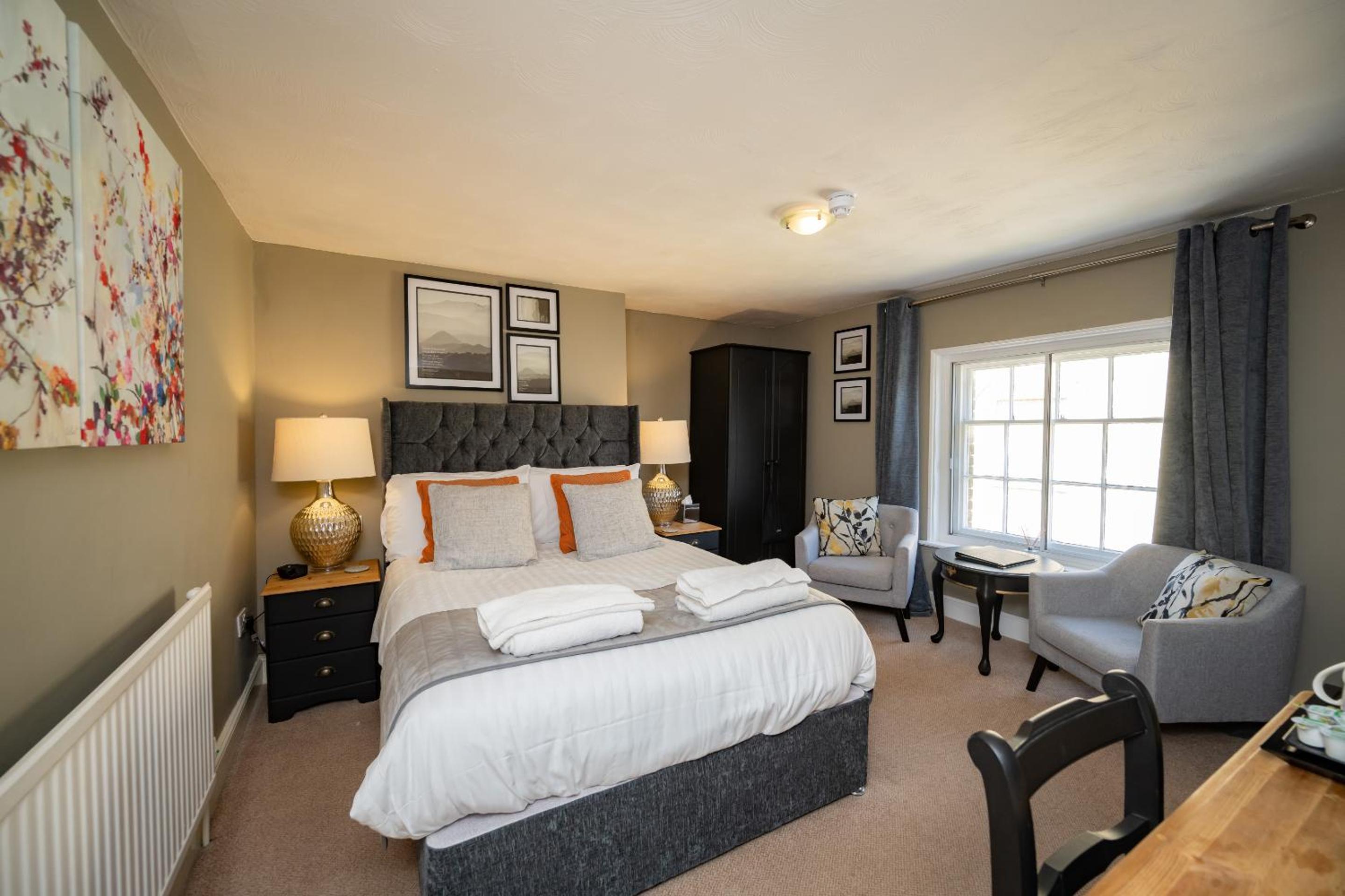 Large Double Room - Photo 9