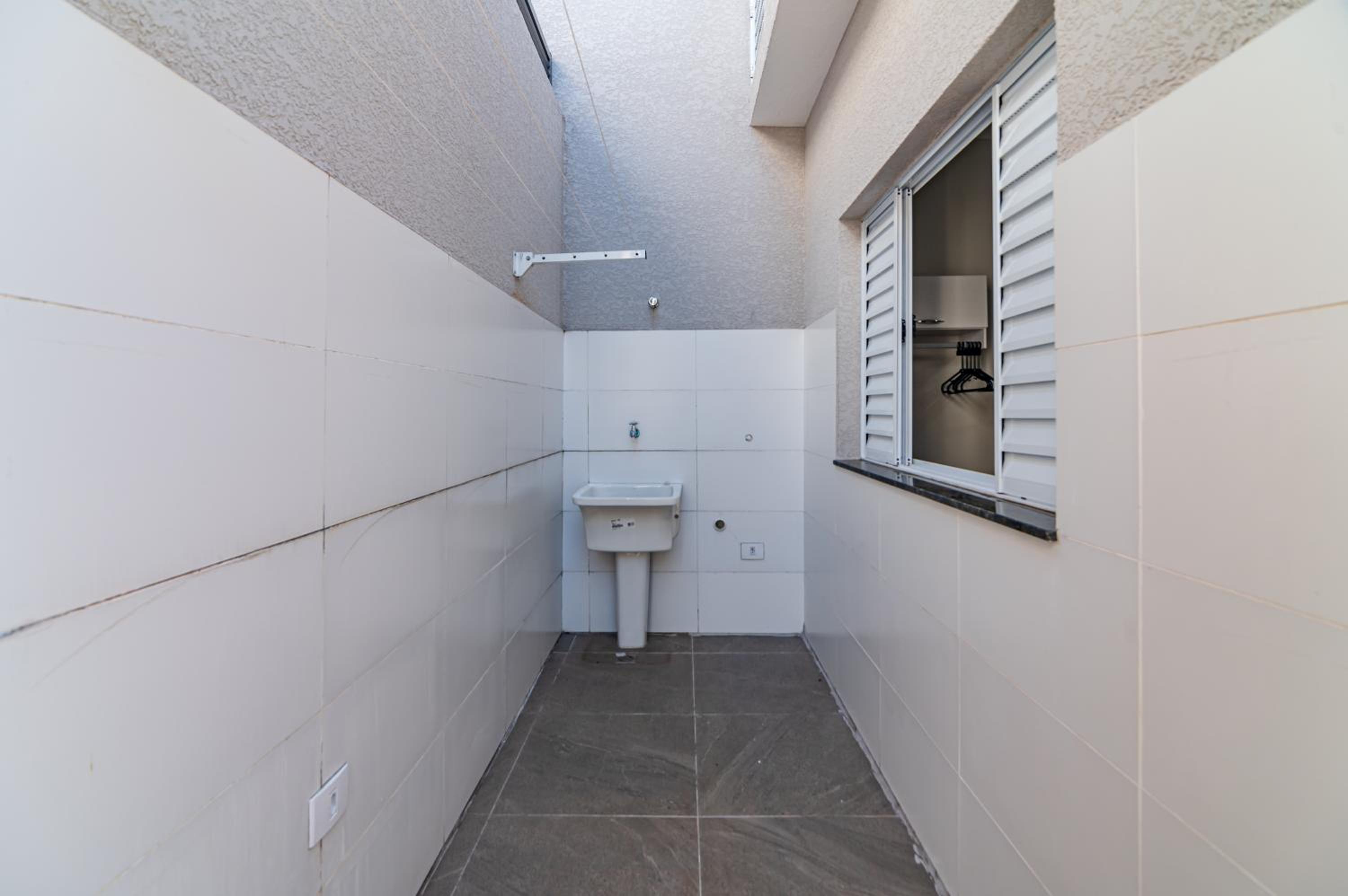 One-Bedroom Apartment - Photo 2
