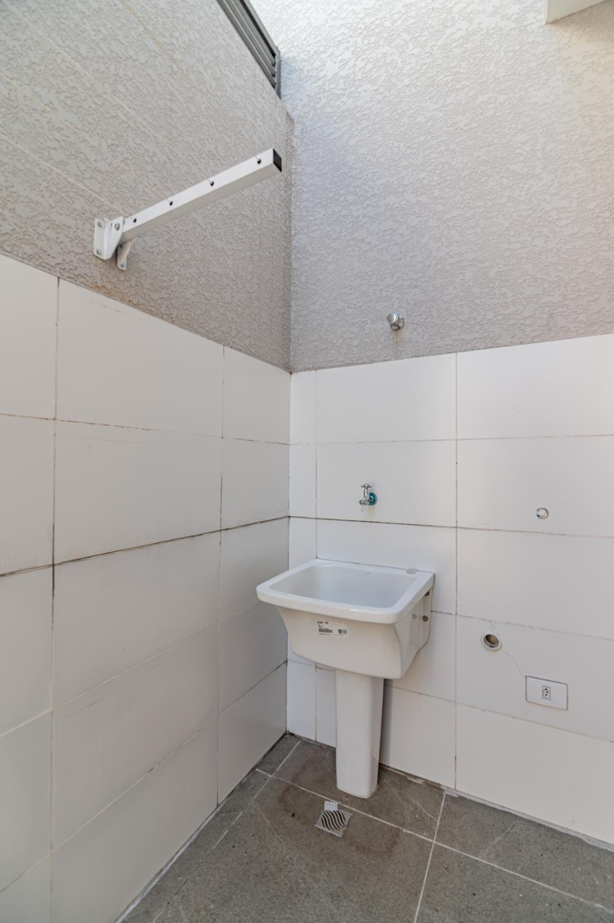 One-Bedroom Apartment - Photo 3