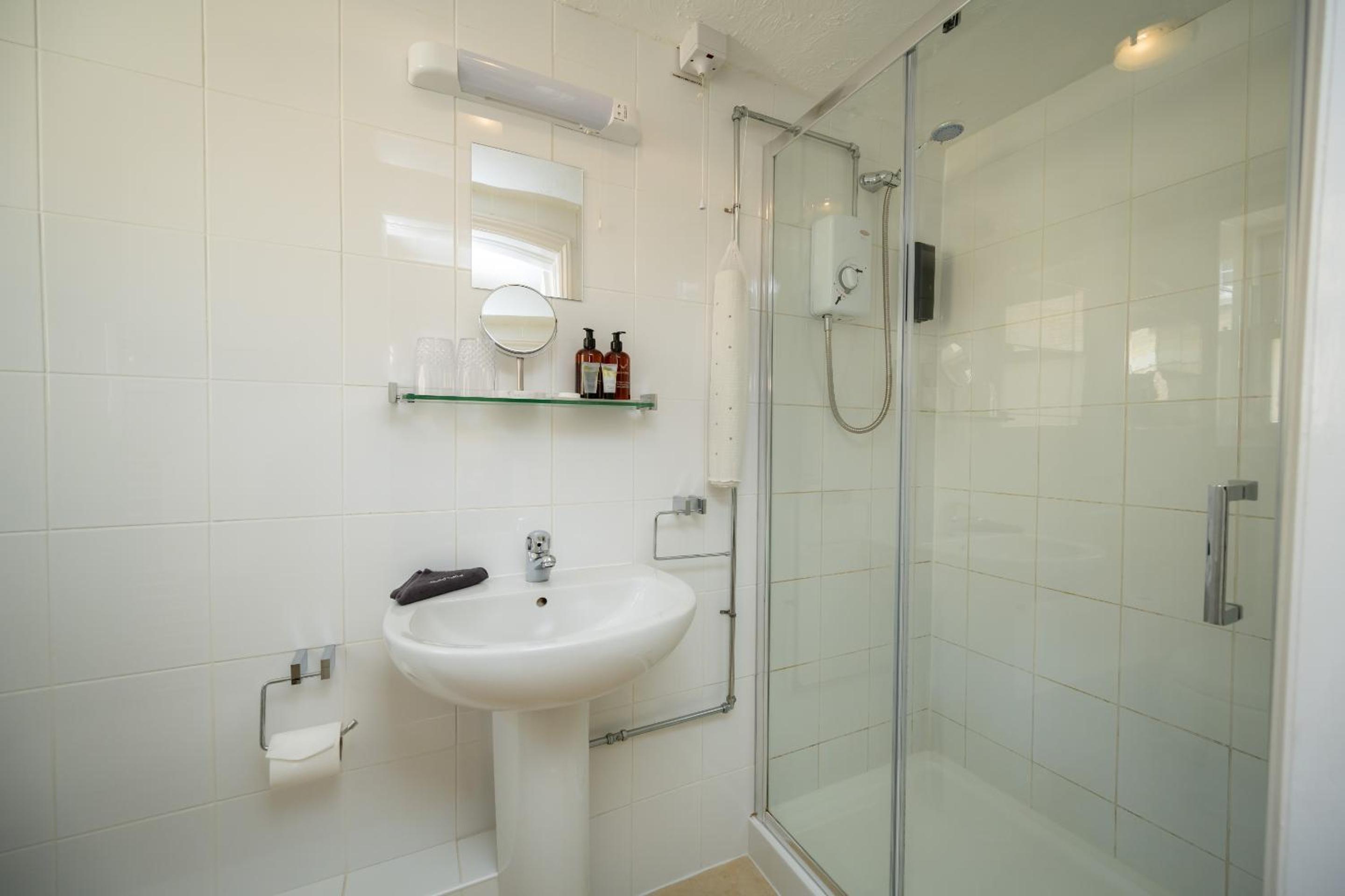 Large Double Room - Photo 10