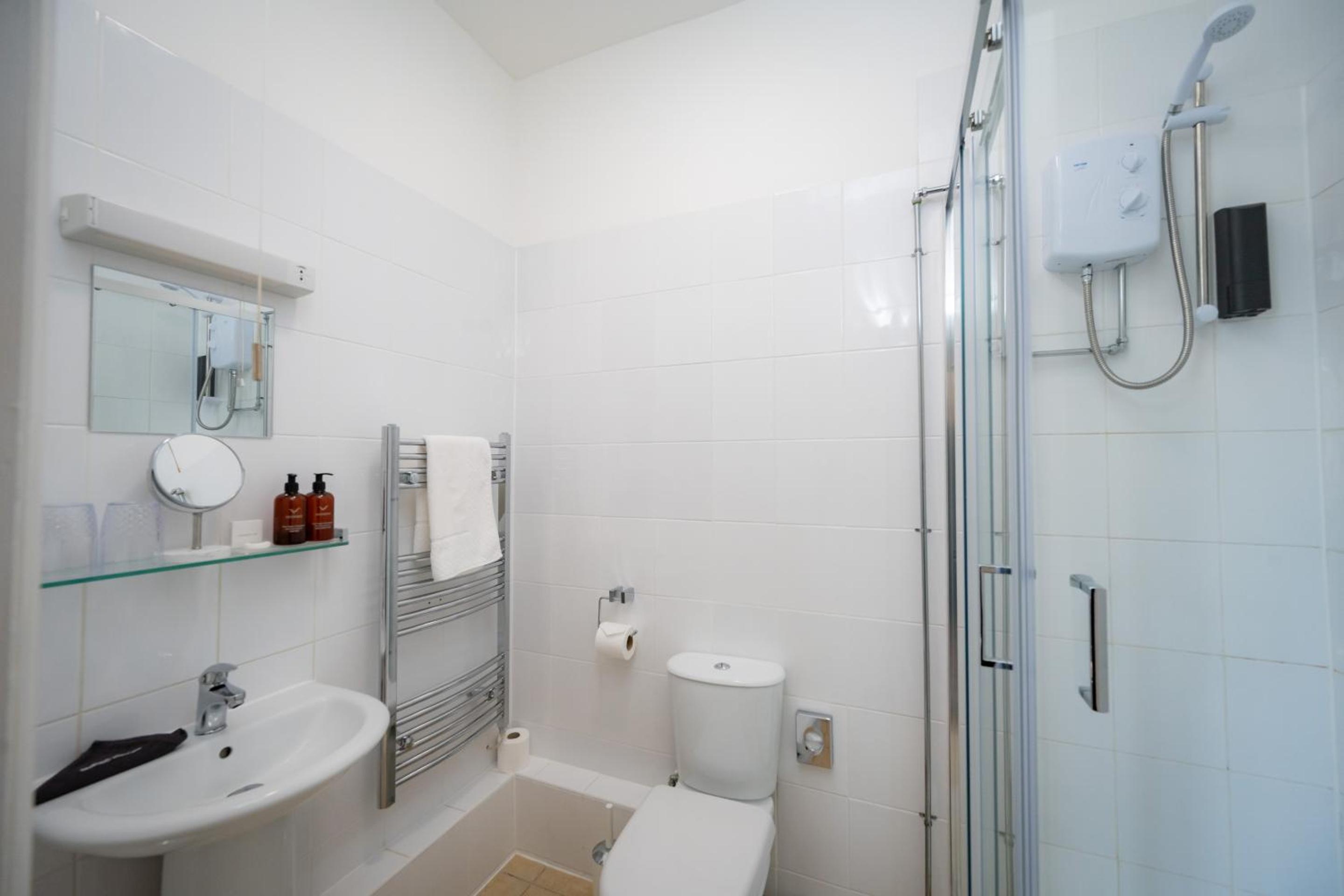 Large Double Room - Photo 5